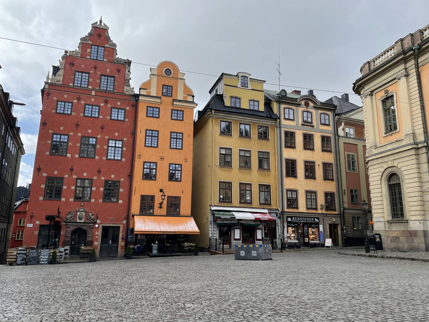 La plaza Stortorget es la principal en el casco antiguo de Estocolmo, Suecia.