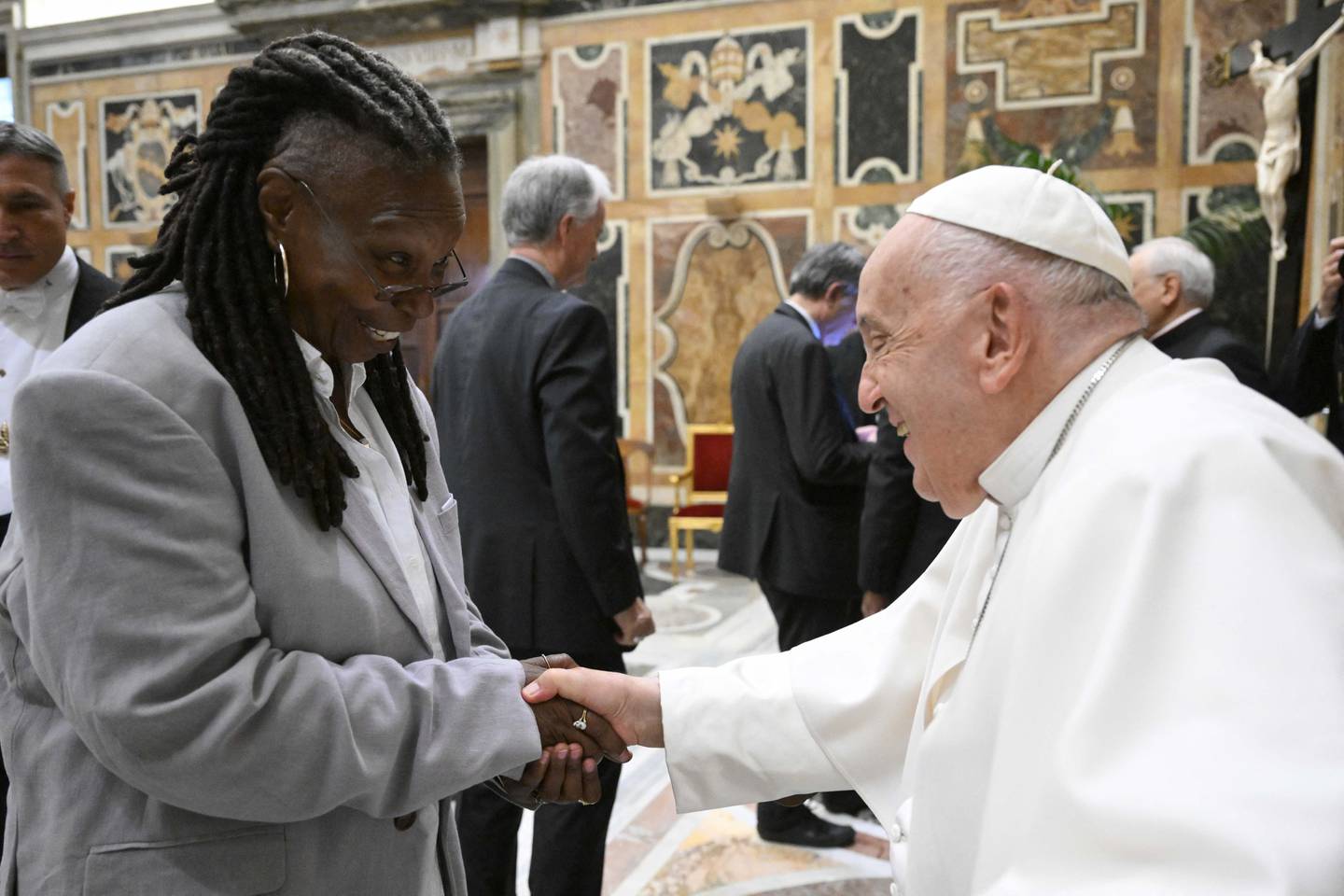 This photo taken and handout on June 14, 2024 by The Vatican Media shows Pope Francis shaking hand with US actress Whoopi Goldberg as part of an audience with comedians  in The Vatican. (Photo by Simone Risoluti / VATICAN MEDIA / AFP) / RESTRICTED TO EDITORIAL USE - MANDATORY CREDIT "AFP PHOTO / VATICAN MEDIA" - NO MARKETING - NO ADVERTISING CAMPAIGNS - DISTRIBUTED AS A SERVICE TO CLIENTS
