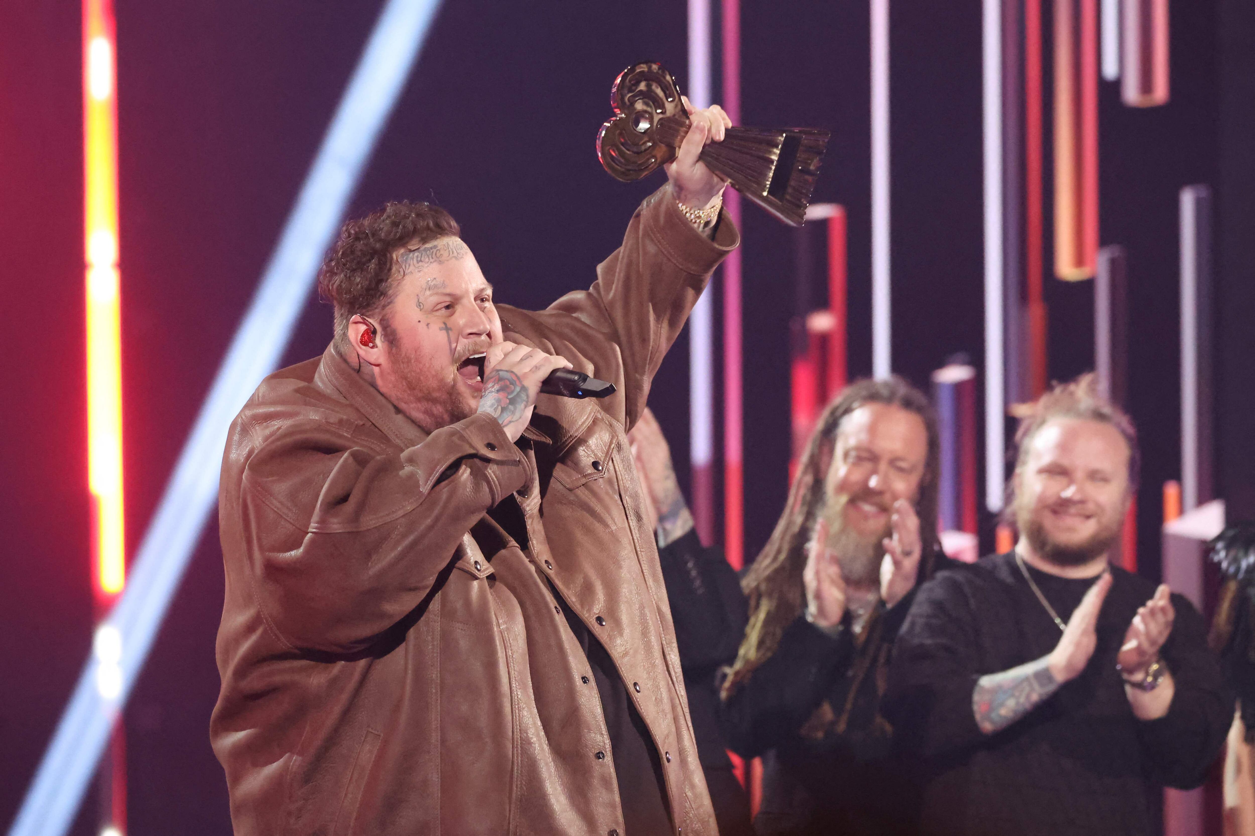 Jelly Roll se mostró muy emocionado al recibir el premio a mejor artista nuevo de country.