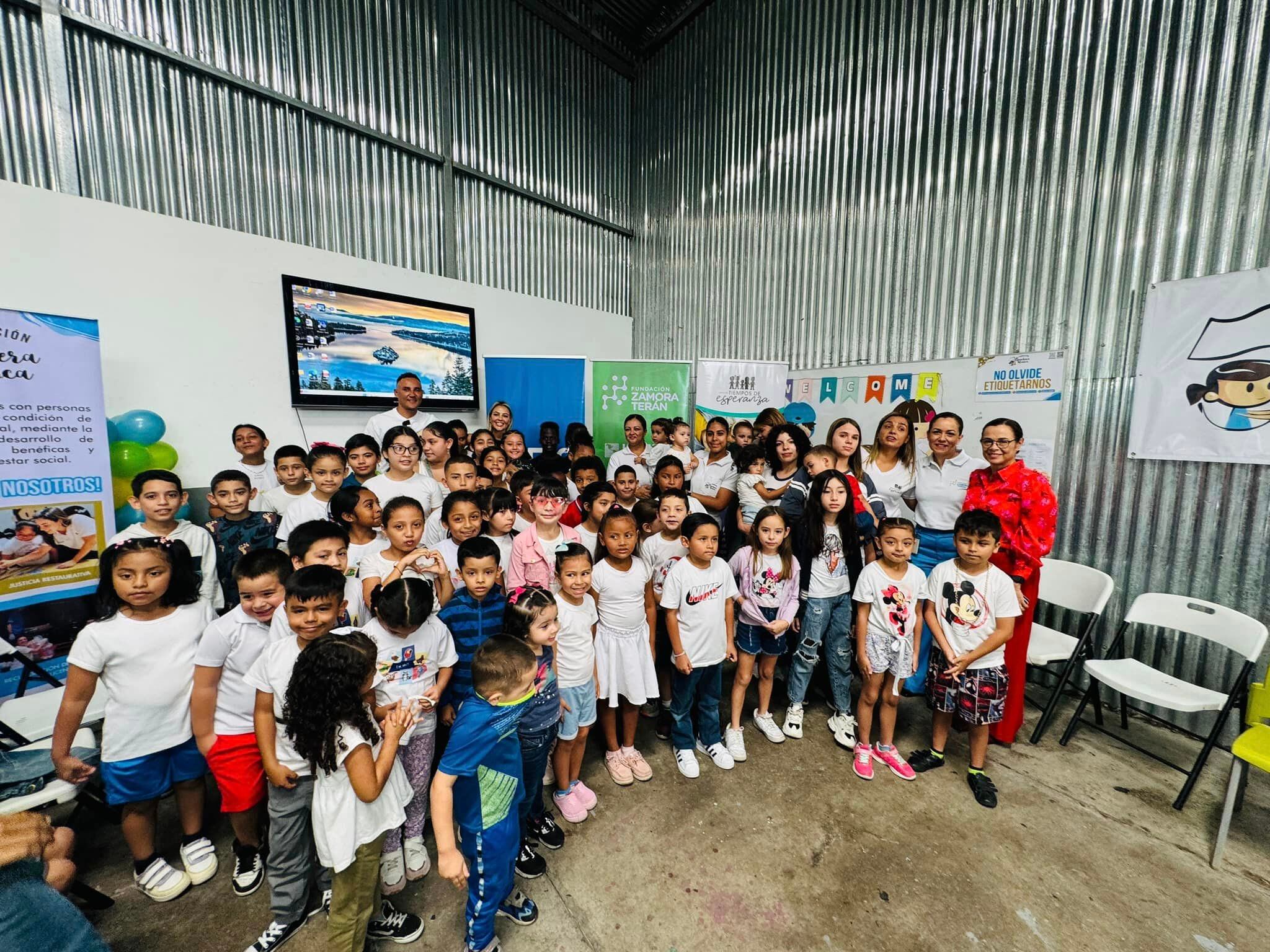 Keylor Navas y Andrea Salas junto a niños de la comunidad de Hatillo, lugar beneficiado por el centro de innovación. Fotografía: Fundación Bandera Blanca