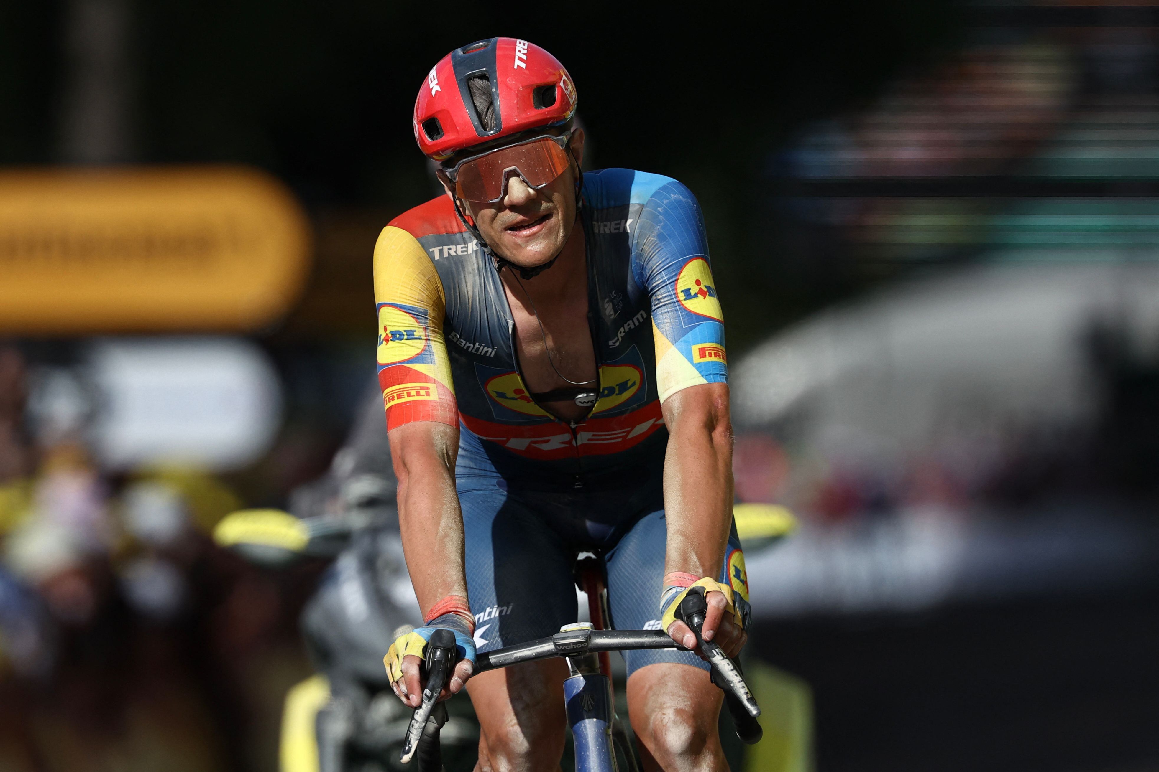 El ciclista belga Jasper Stuyven luego de cruzar la línea de meta, este martes en la novena etapa del Tour de Francia. 