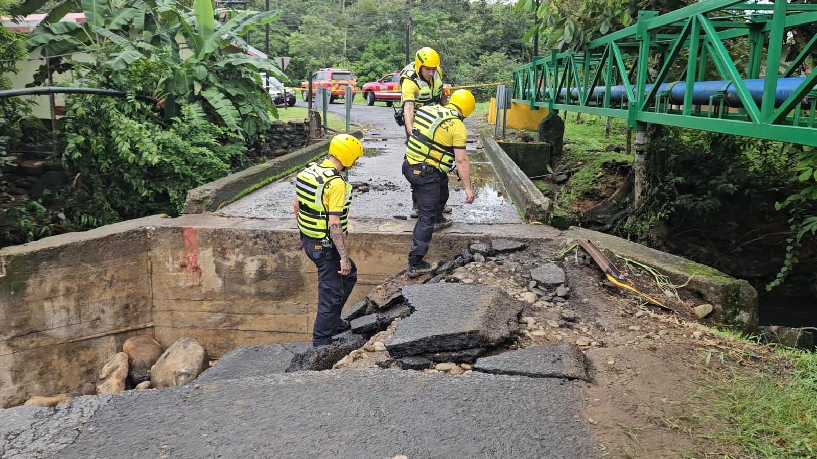 En Santa Rosa de La Palmera la mañana de este viernes se realizaban inspecciones en el puente que quedó sin accesos por las lluvias. Foto: Edgar Chinchilla.