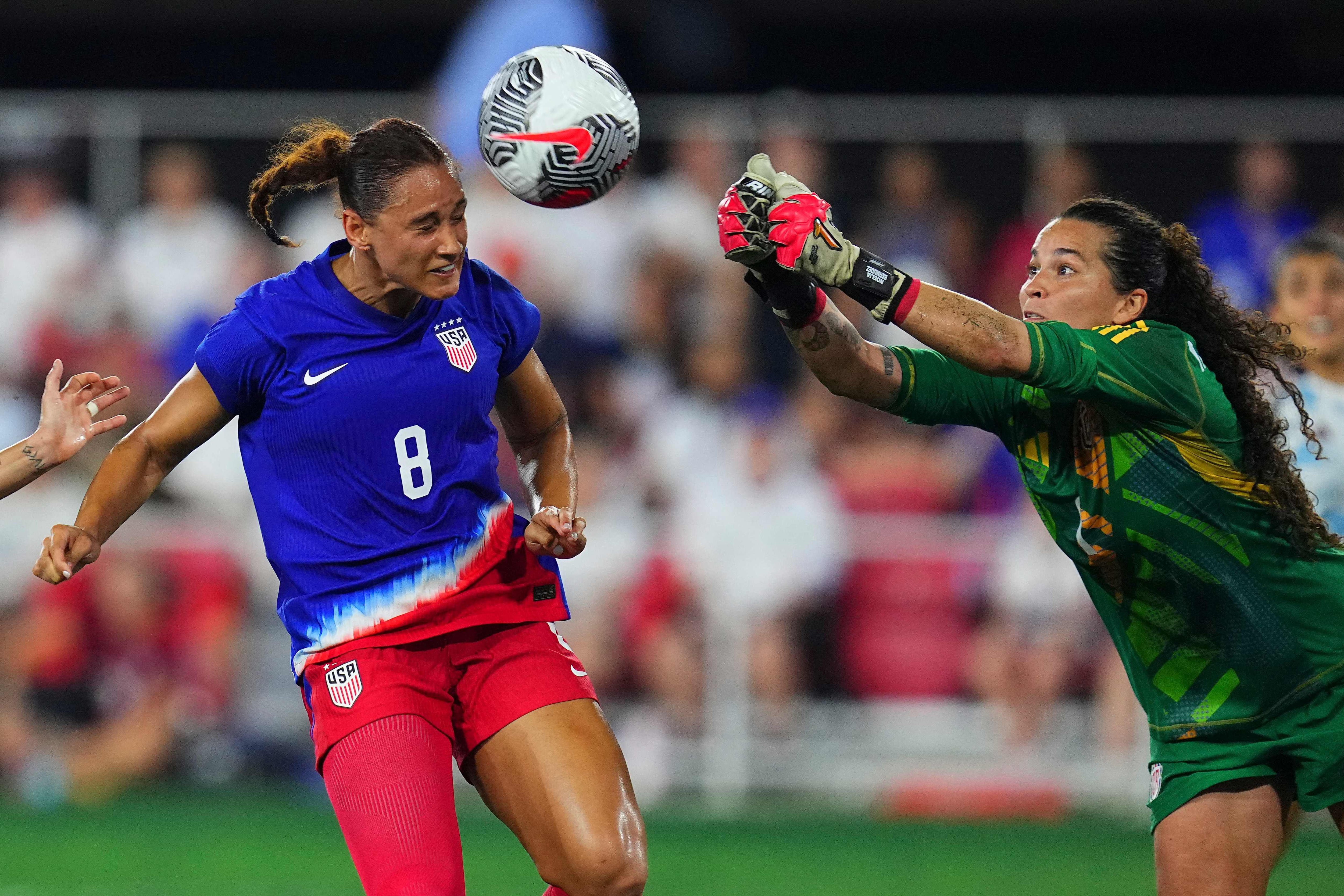 La jugadora de Estados Unidos Lynn Williams (8) no logró anotarle a la portera de la Selección de Costa Rica Femenina, Noelia Bermúdez, en el fogueo en Washington. 