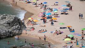 España prevé récord de turistas en verano en medio de creciente rebelión contra el turismo excesivo