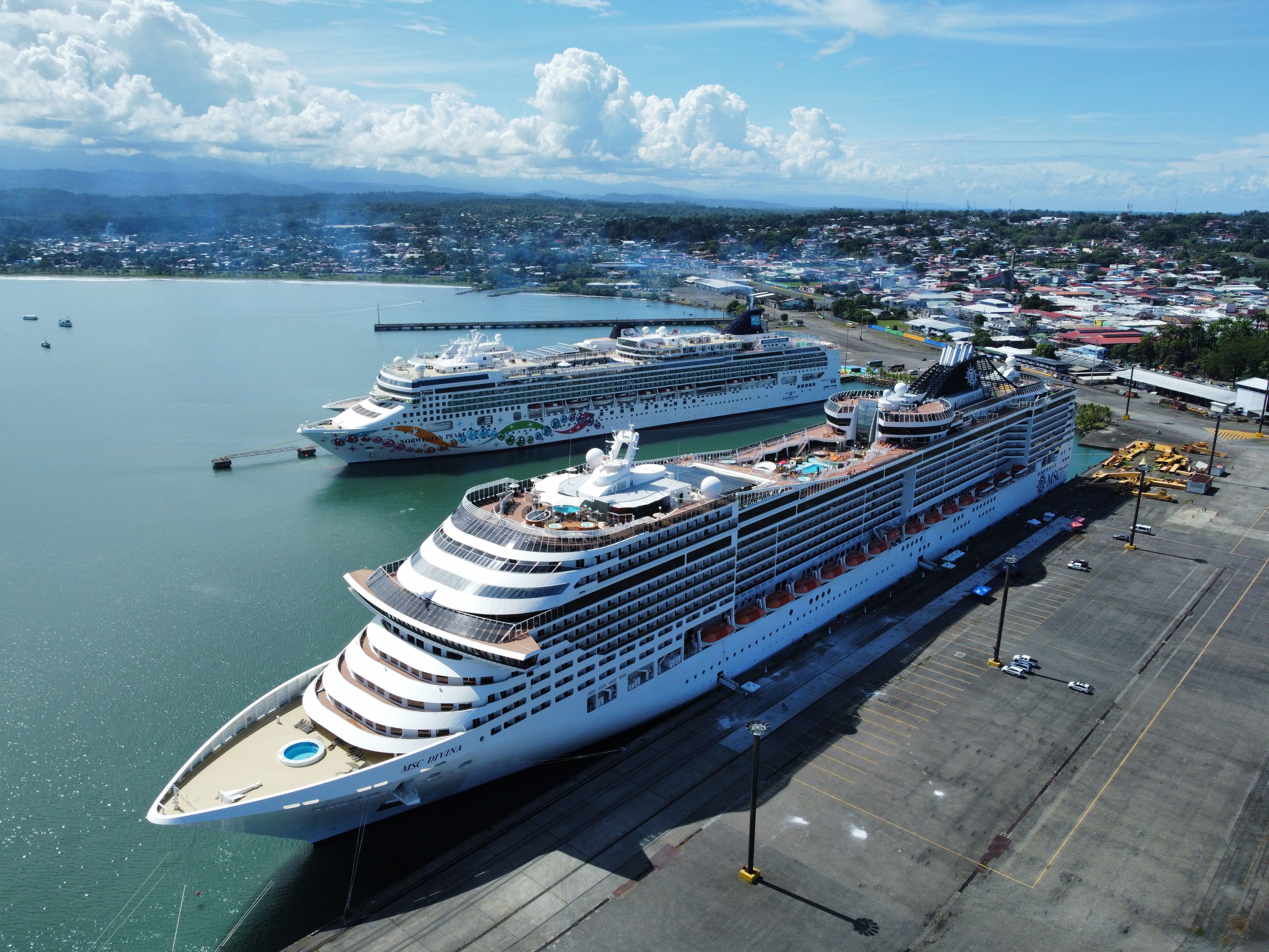 Los cruceros MSC Divina (primer plano) y el Norwegian Pearl llegaron la mañana de este jueves a la terminal Hernán Garrón Salazar, en puerto Limón. También atracó  el Viking Star.