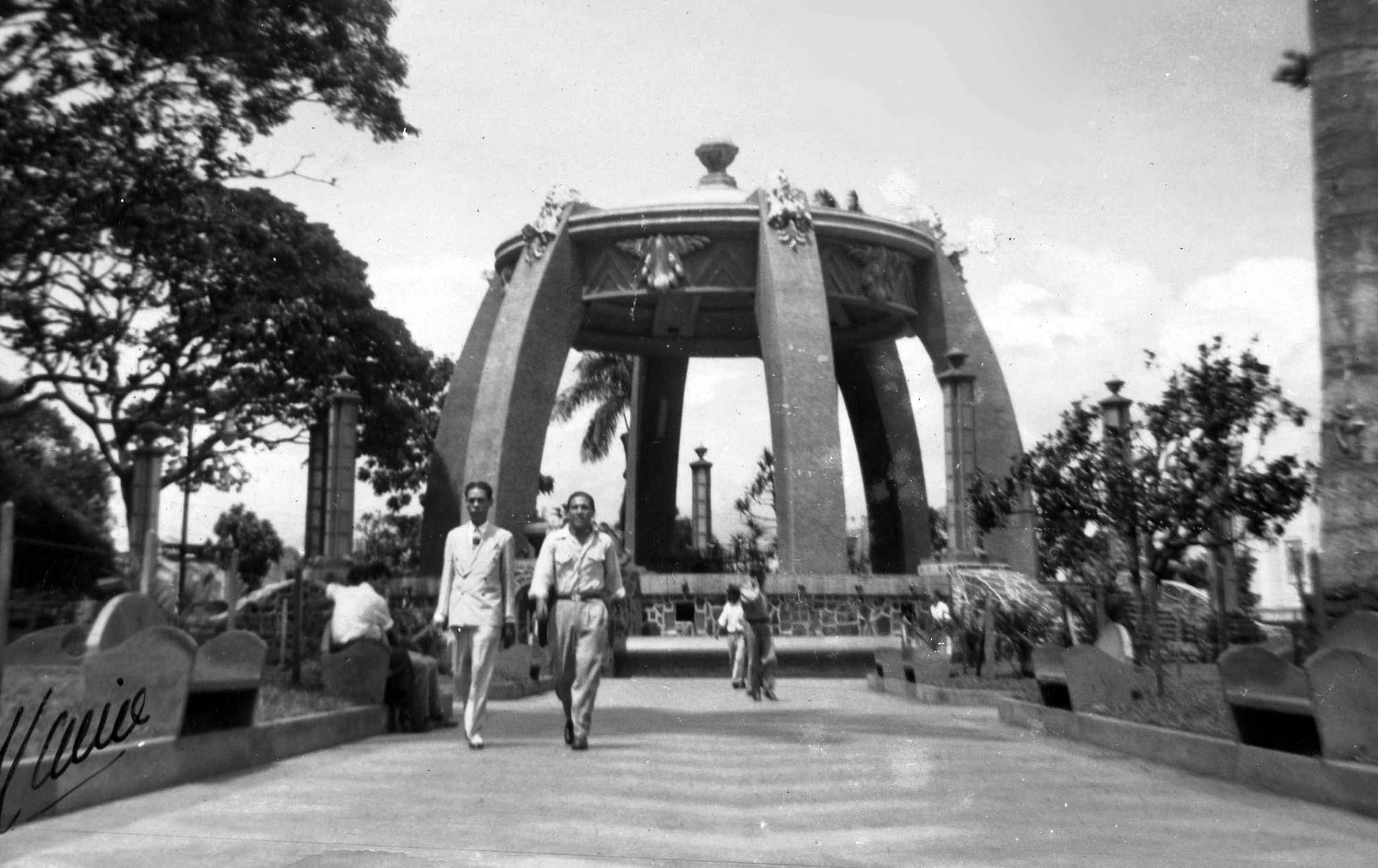 El Parque Central a principios de la década de 1950. Al fondo, el quiosco. Fotografía de autor no identificado.