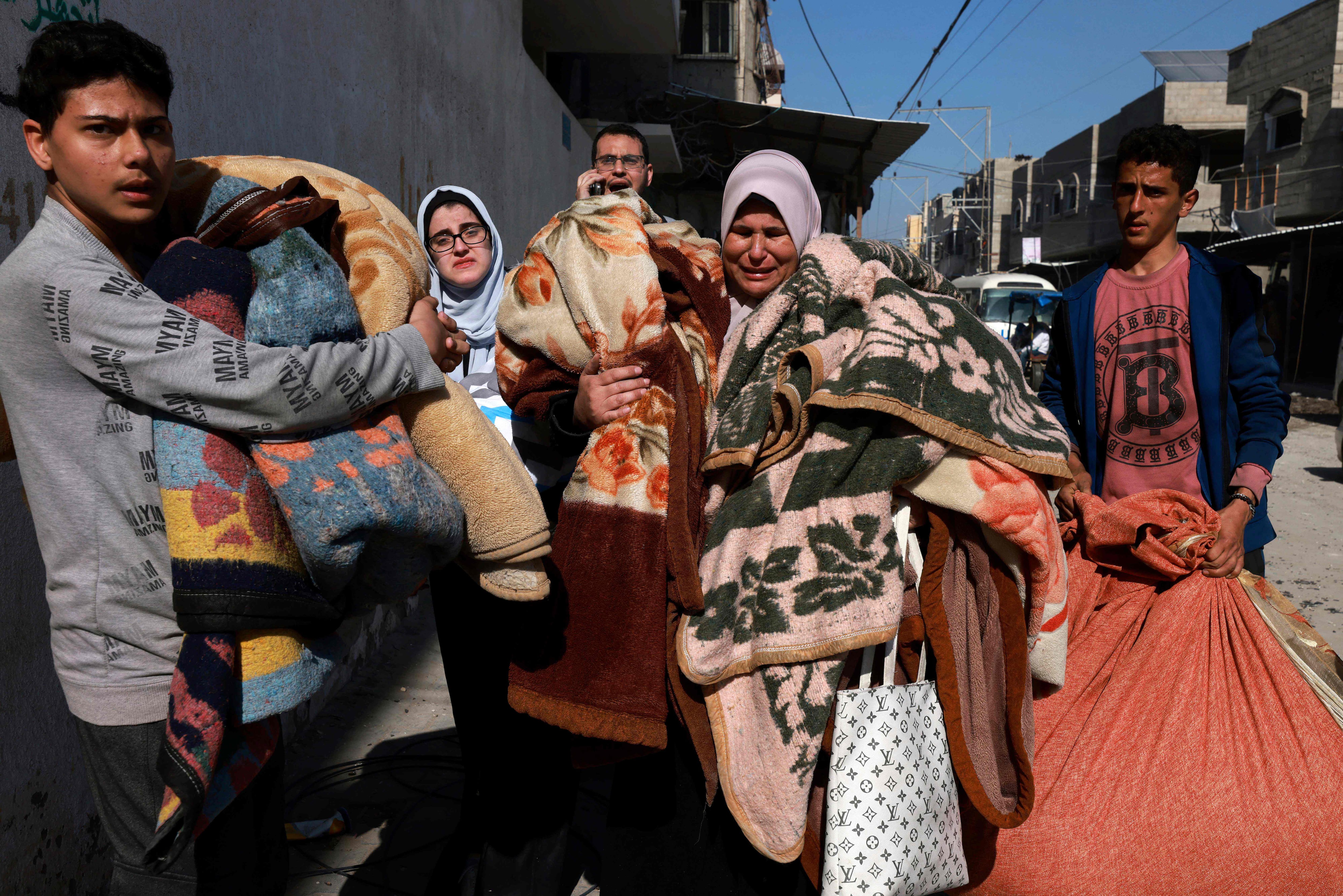 Los palestinos huyen de sus hogares junto con sus pertenencias tras el bombardeo israelí en Rafah. Foto: AFP