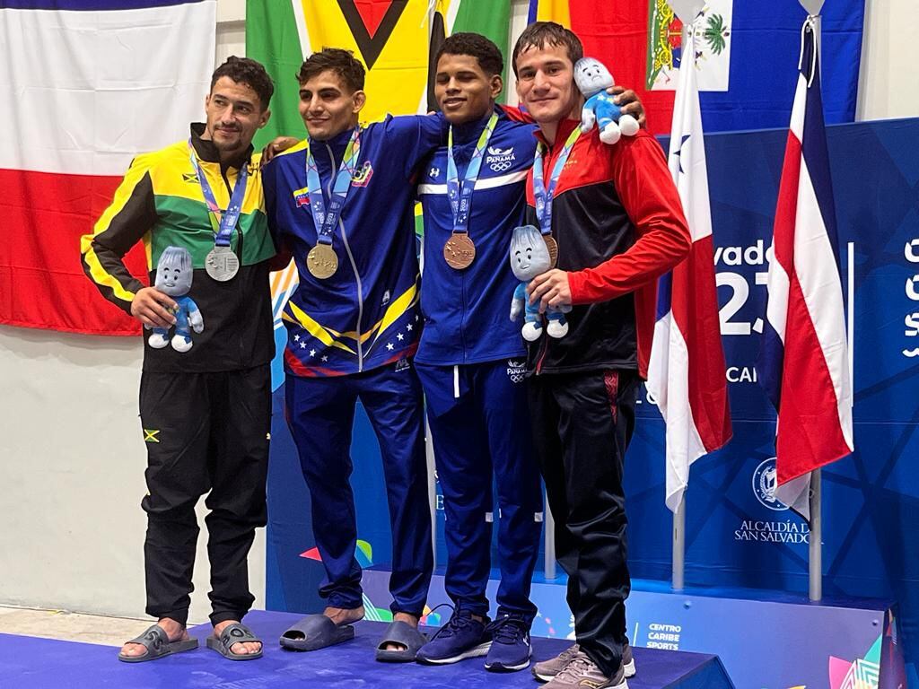 Sebastián Sancho (derecha) se convirtió en el primer costarricense en subir al podio en los Juegos Centroamericanos y del Caribe San Salvador 2023.