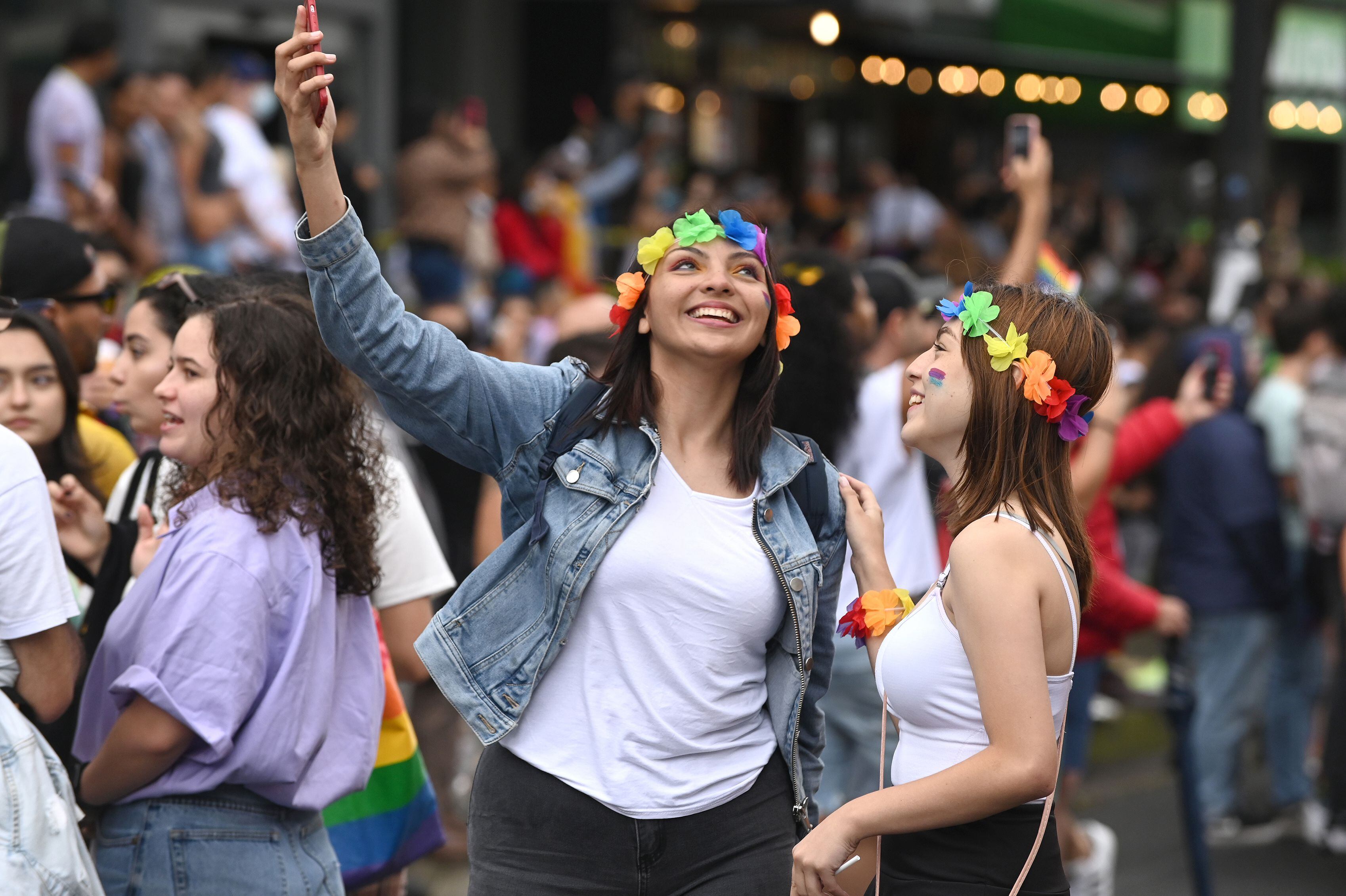 En junio del 2022, Akemi Vargas (der.) y su cuñada Alison Ureña, vecinas de Alajuelita, participaron del Pride Costa Rica 2022.