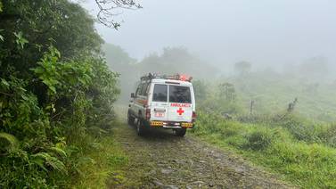 Cruz Roja trabaja en rescate de motociclista que cayó en barranco del Bosque Quemado en volcán Turrialba