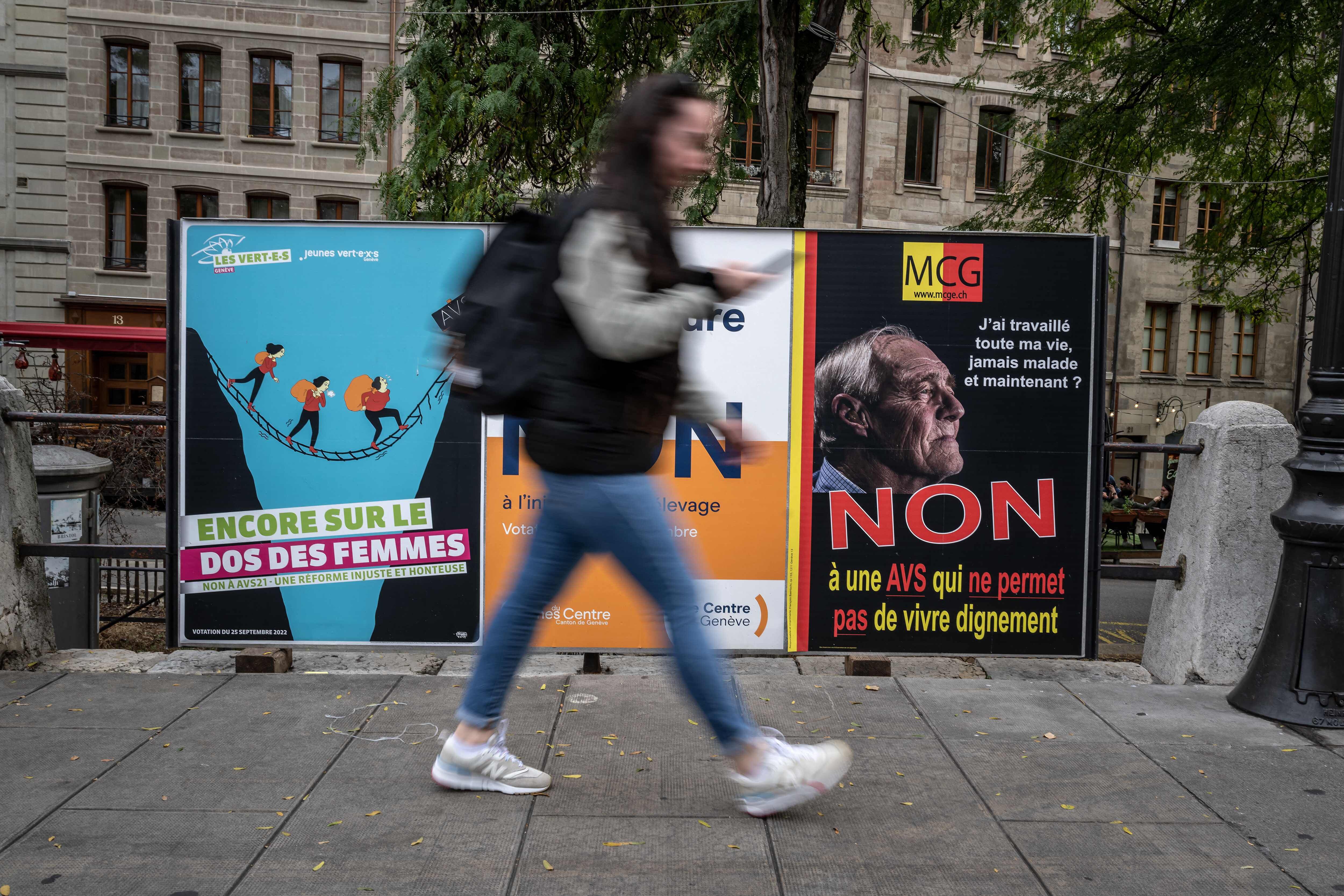 Carteles sobre el referendo llenaron las calles de Ginebra en los días previos. (Fabrice COFFRINI / AFP)