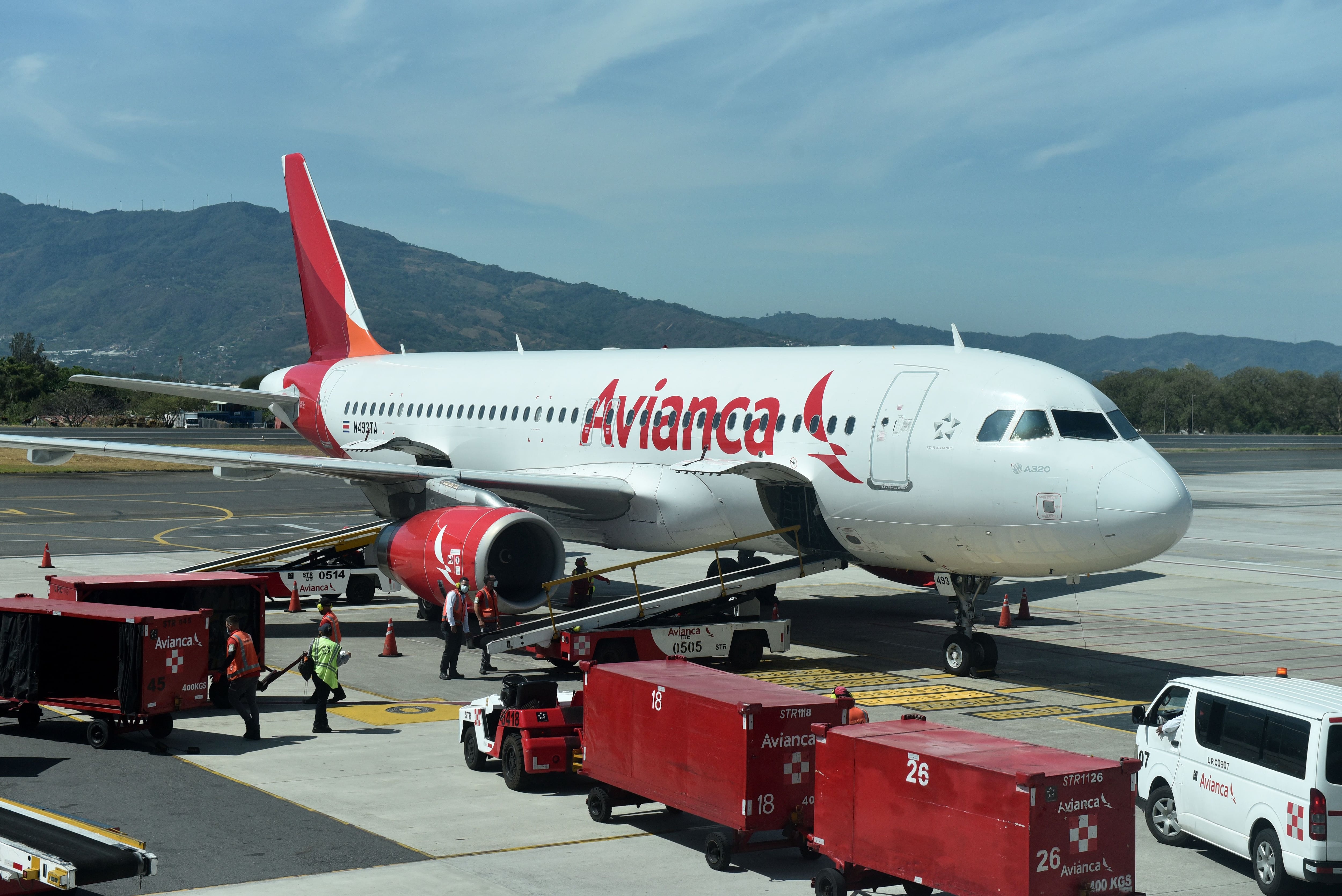 Incidente en el vuelo AV249 de Avianca obliga a regresar al Aeropuerto El Dorado; pasajeros disruptivos bajo custodia.