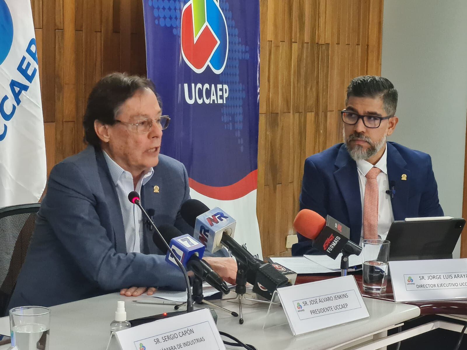 José Álvaro Jenkis, presidente de Uccaep, dijo que hay tendencia a la baja sobre la evolución de la economía costarricense. Le acompaña José Luis Araya, director ejecutivo de la organización empresarial.