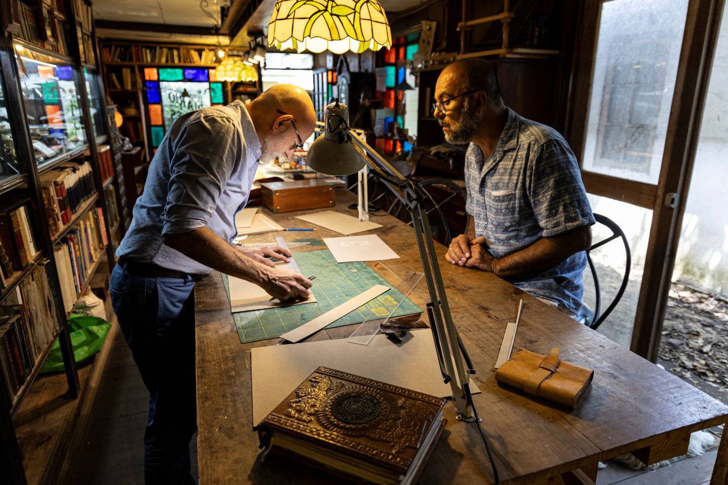 Los restauradores Luis Umaña y Carlos Pacheco revisan los folios para coordinar la restauración.

Fotografía: Archivo Nacional