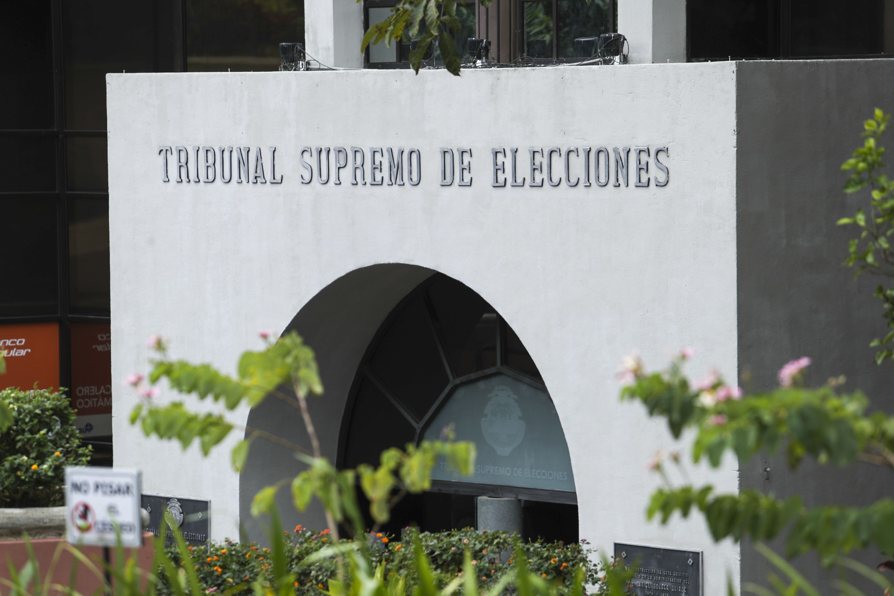 El miércoles 26 de junio, el Tribunal Supremo de Elecciones (TSE) planteó una consulta facultativa de constitucionalidad sobre algunos artículos de la denominada “ley Jaguar”, que el Poder Ejecutivo desea someter a referéndum.