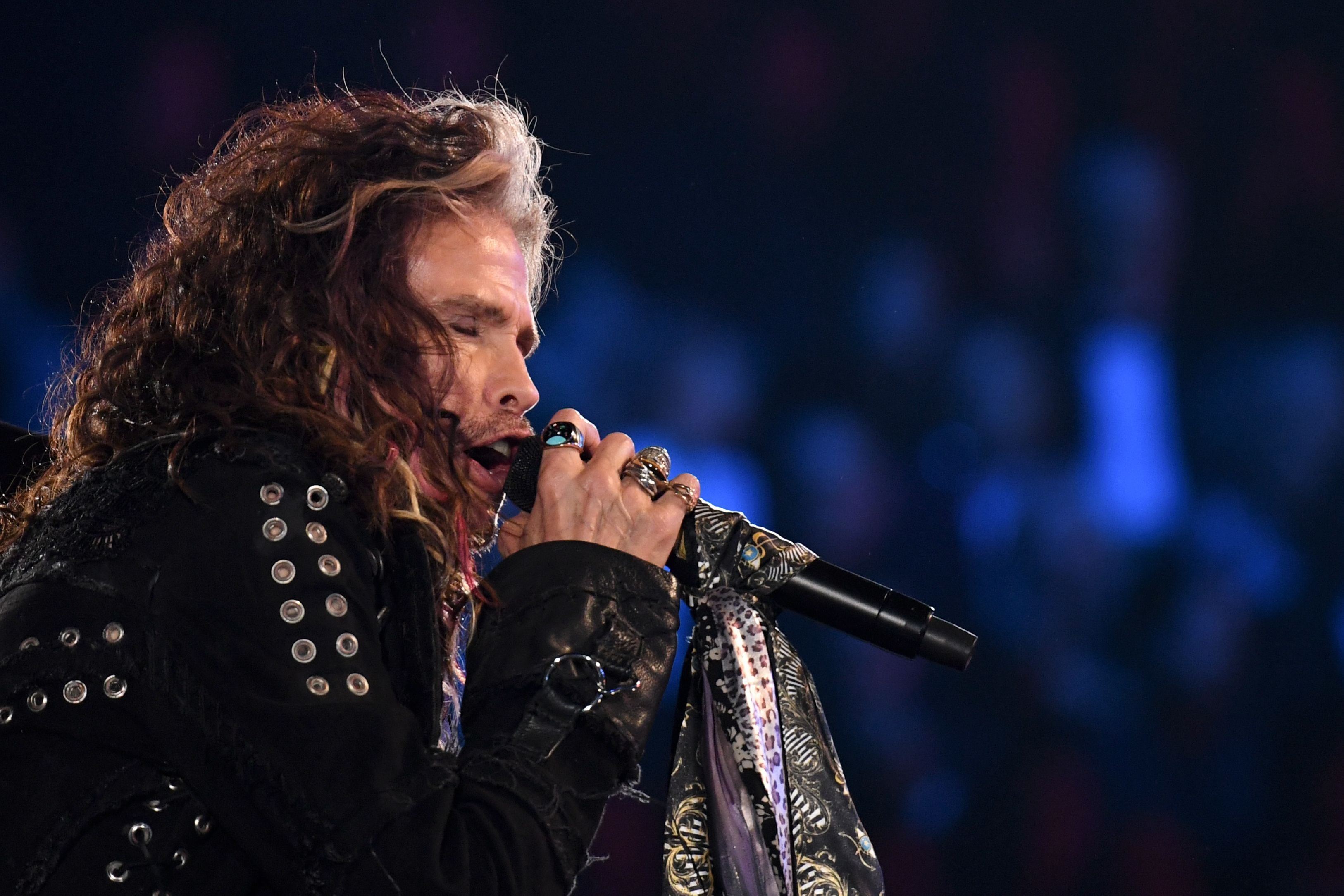 Steven Tyler, vocalista de Aerosmith, sufre una crisis de salud que llevó a la agrupación estadounidense a cancelar dos conciertos, el más reciente, se realizaría en Las Vegas. 
