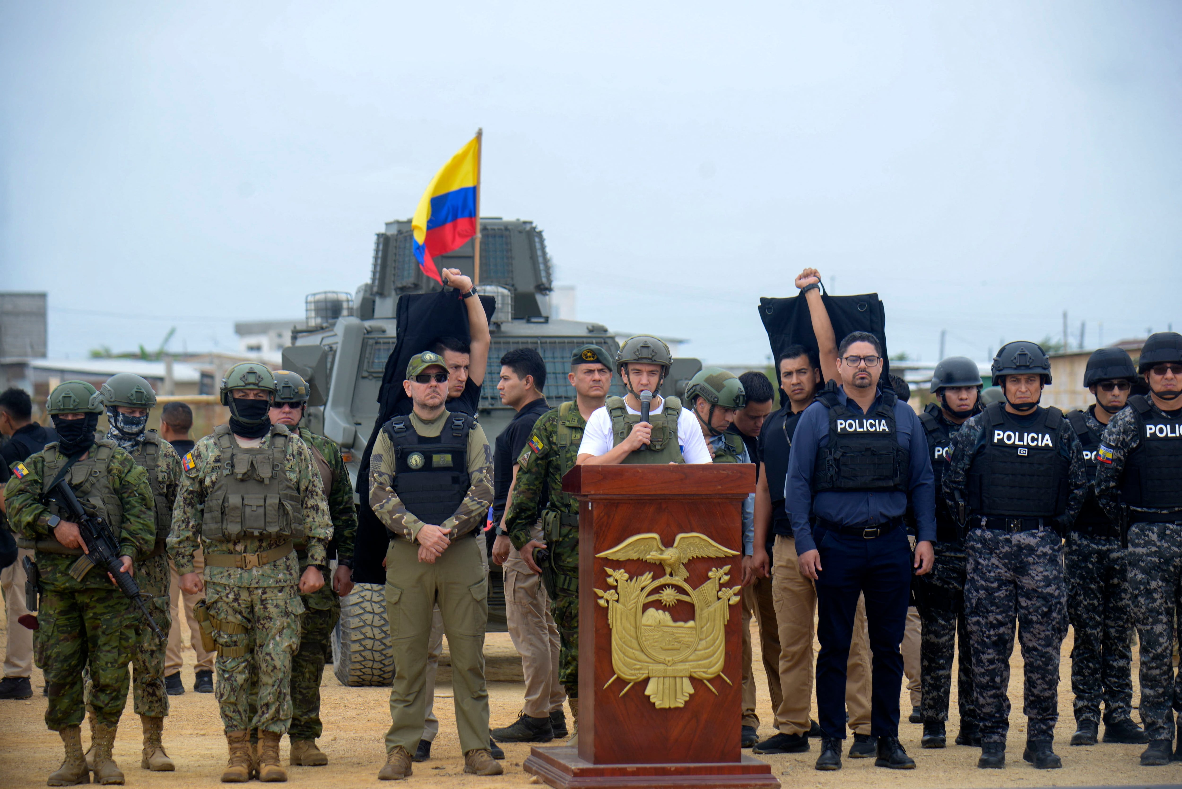 Daniel Noboa, presidente de Ecuador, llegó a Durán en un tanque, acompañado por militares armados, destacando la gravedad de la situación.