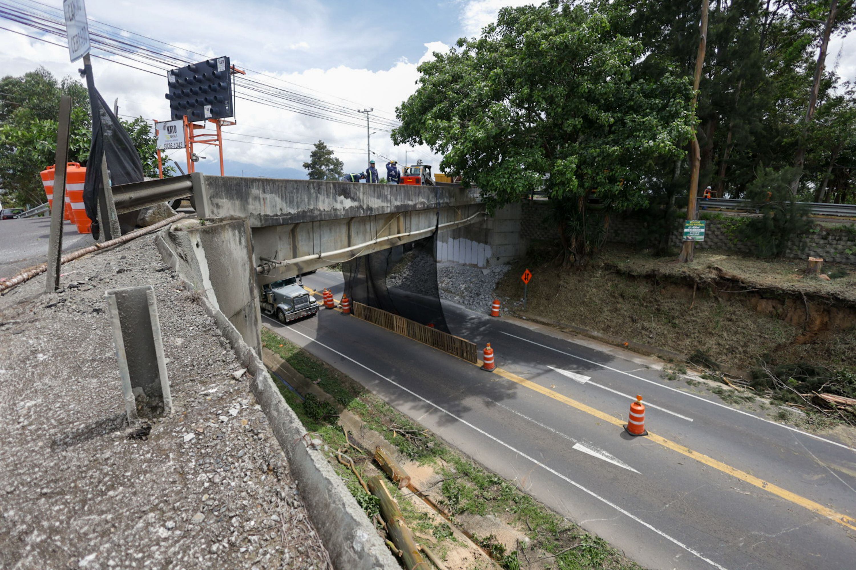 Parte de las obras adicionales comprenden la demolición de un puente vehicular, a fin de construir una estructura más larga que permita la ampliación de la ruta a futuro. 