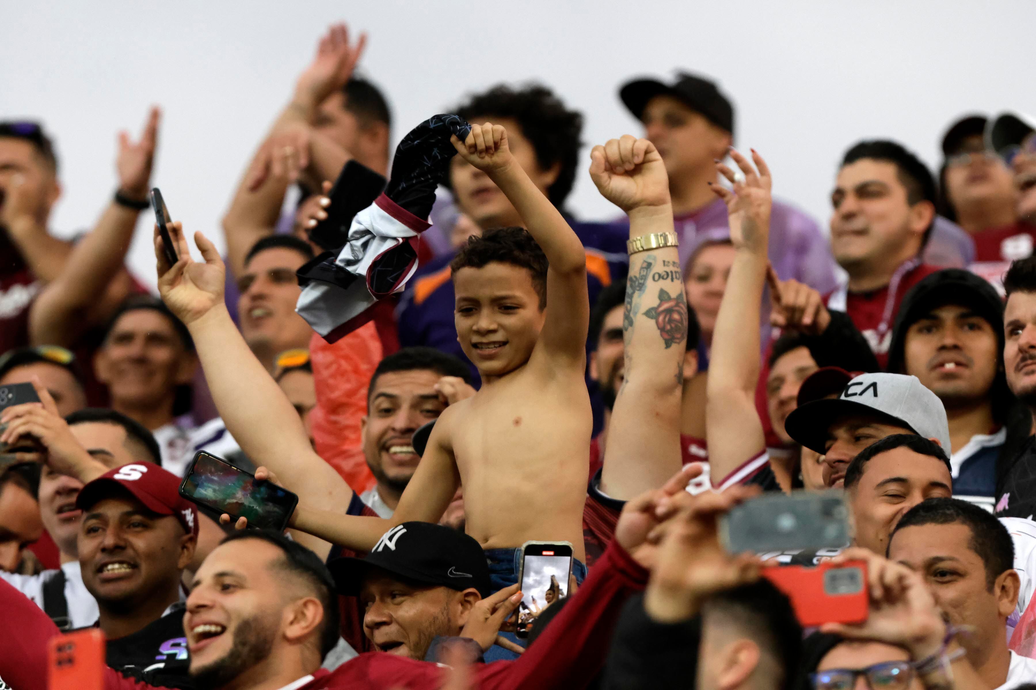 Aficionados del Saprissa celebran el triunfo ante Liga Deportiva Alajuelense. Fotos: Mayela López