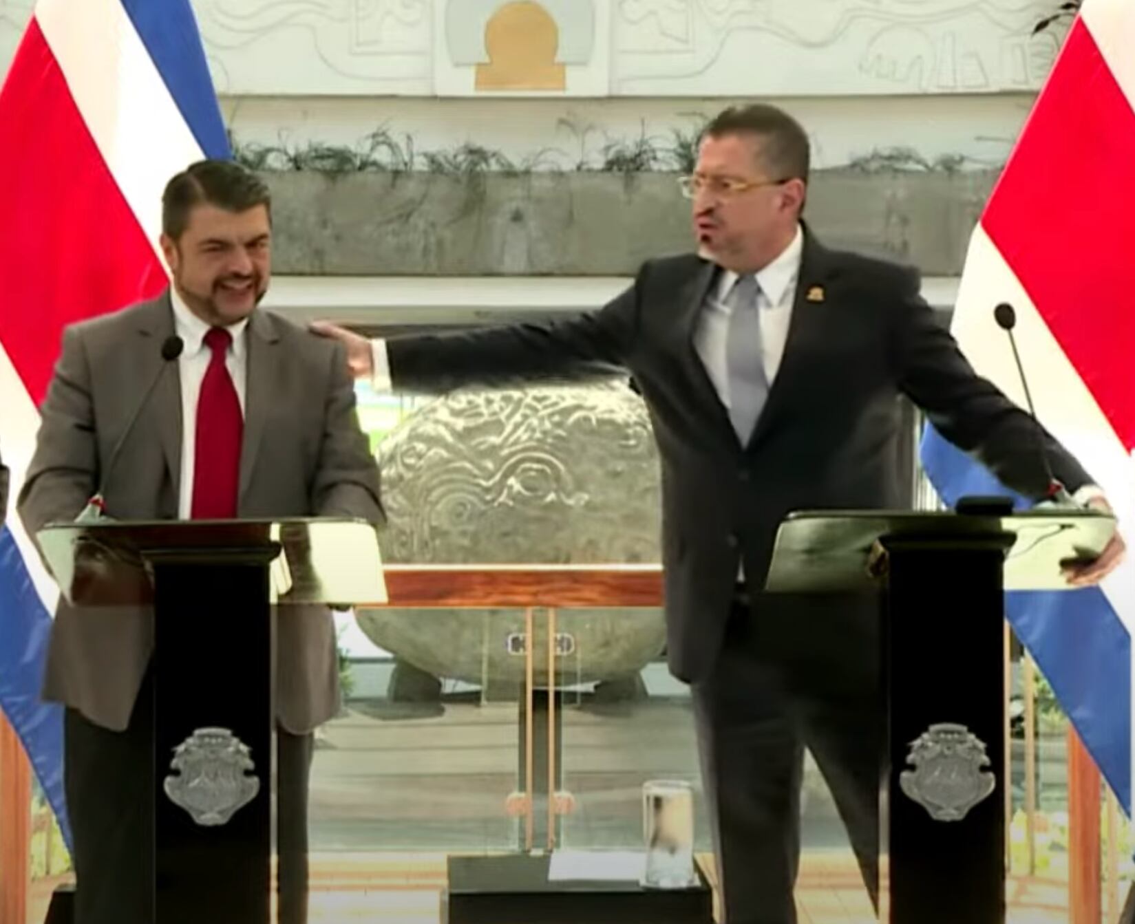 El presidente Rodrigo Chaves y el ministro de Seguridad, Mario Zamora, dijeron erróneamente que la posesión de armas de guerra en Costa Rica es una contravención. Foto: Captura de pantalla