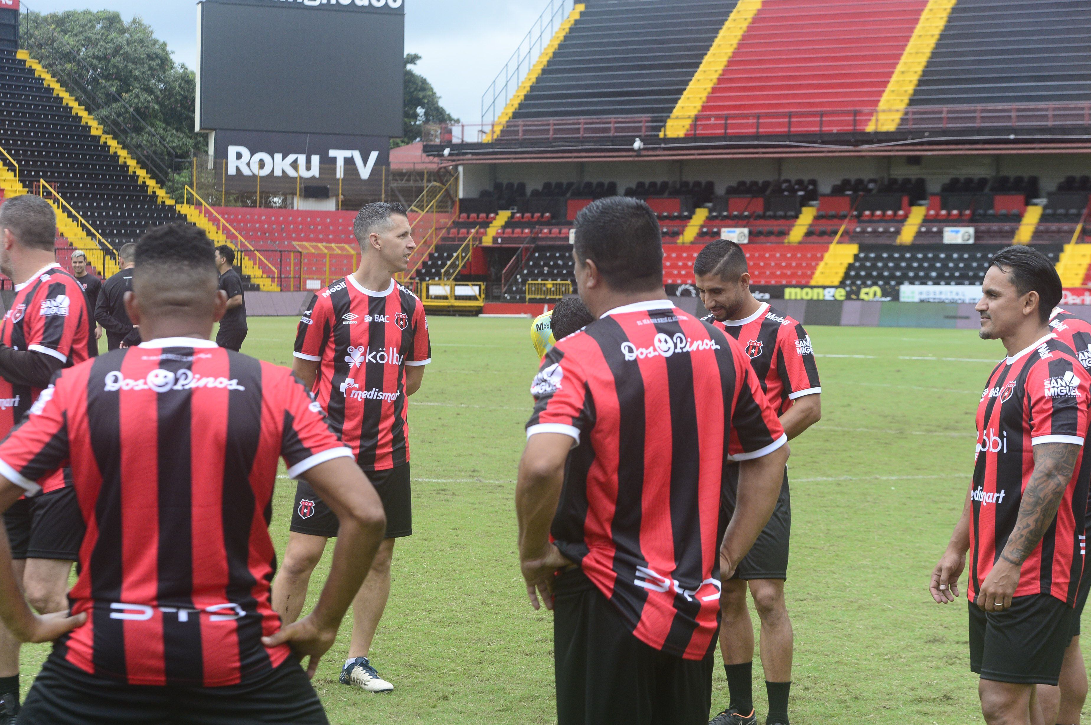 Las leyendas de Liga Deportiva Alajuelense se divirtieron en la cancha del Estadio Alejandro Morera Soto.