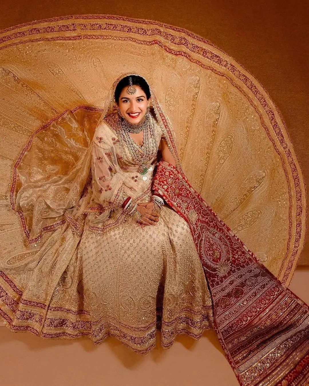 Radhika Merchant luciendo un elegante vestido durante su boda con Anant Ambani en Mumbai.