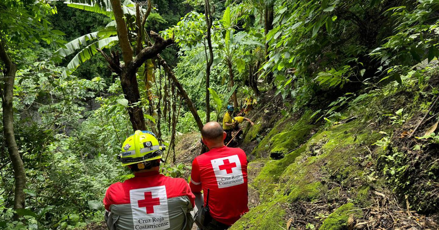 El adulto mayor de 85 años falleció tras caer en un barranco ubicado en la parte trasera de su vivienda. (Foto: Cruz Roja) (Cruz Roja Costarricense)