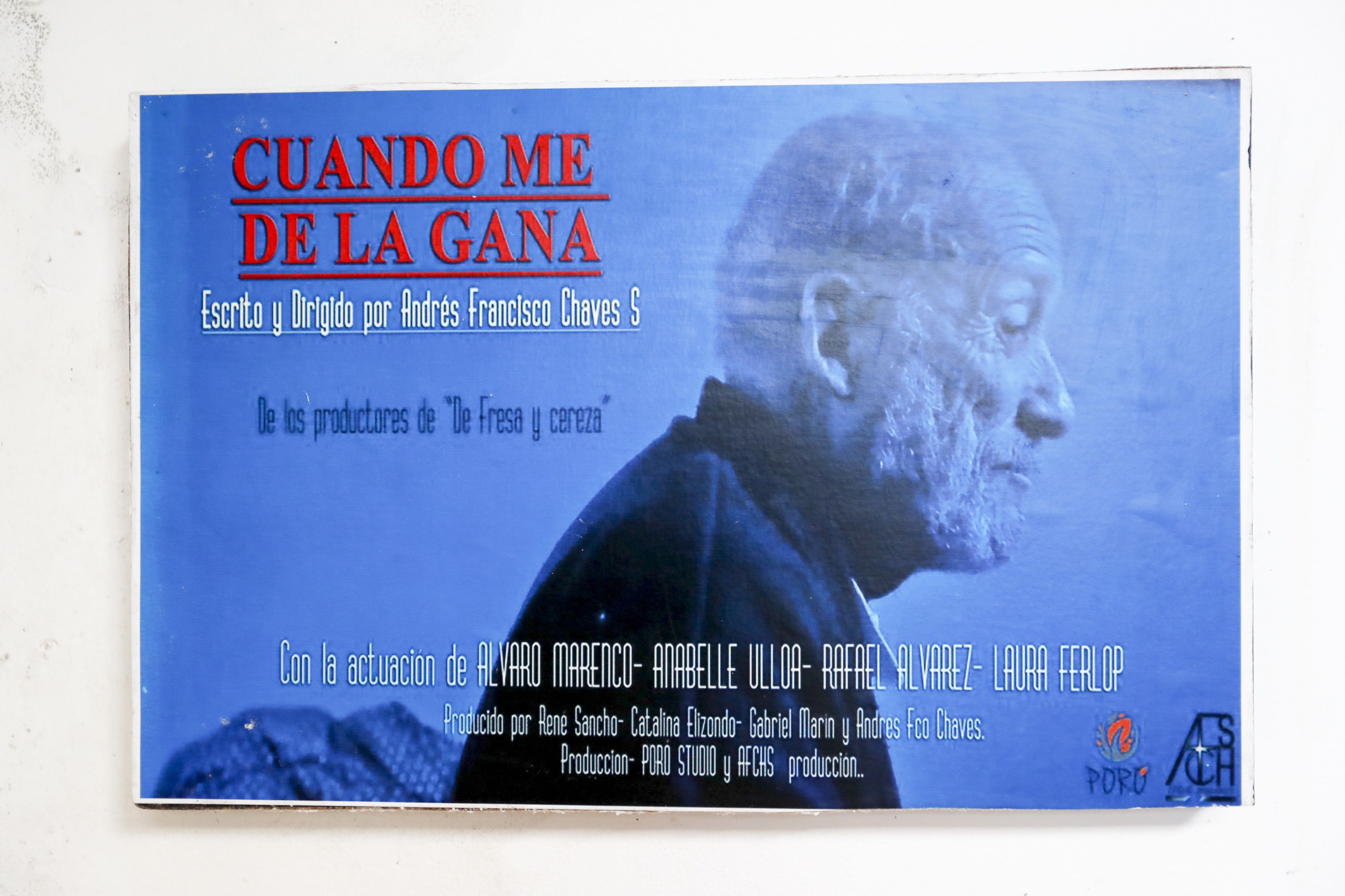 Álvaro Marenco guardaba recuerdos de sus trabajos en su casa. En esta reproducción se ve un afiche de la película 'Cuando me da la gana'.
