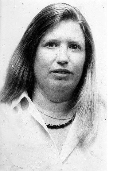 La periodista estadounidense Linda Frazier murió en La Penca con el estallido de la bomba.  Ella trabajaba con 'The Tico Times' y  tenía dos años de vivir en Costa Rica con su esposo Joe Frazier y su hijo Christopher.