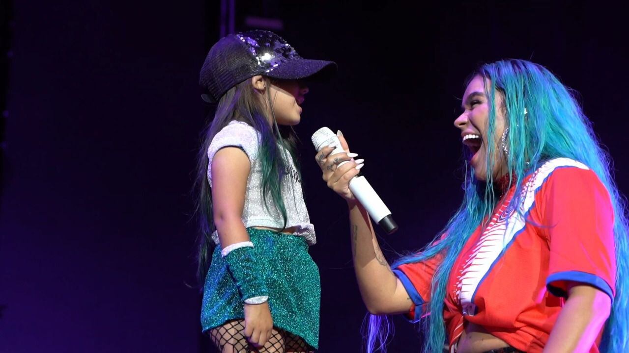 Karol G invitó a una pequeña 'fan' a cantar con ella en el escenario durante su concierto en Parque Viva, en junio del 2022. Con 22 millones de reproducciones, el video que capturó este momento es el más reproducido dentro del canal de You Tube de nacion.com. 