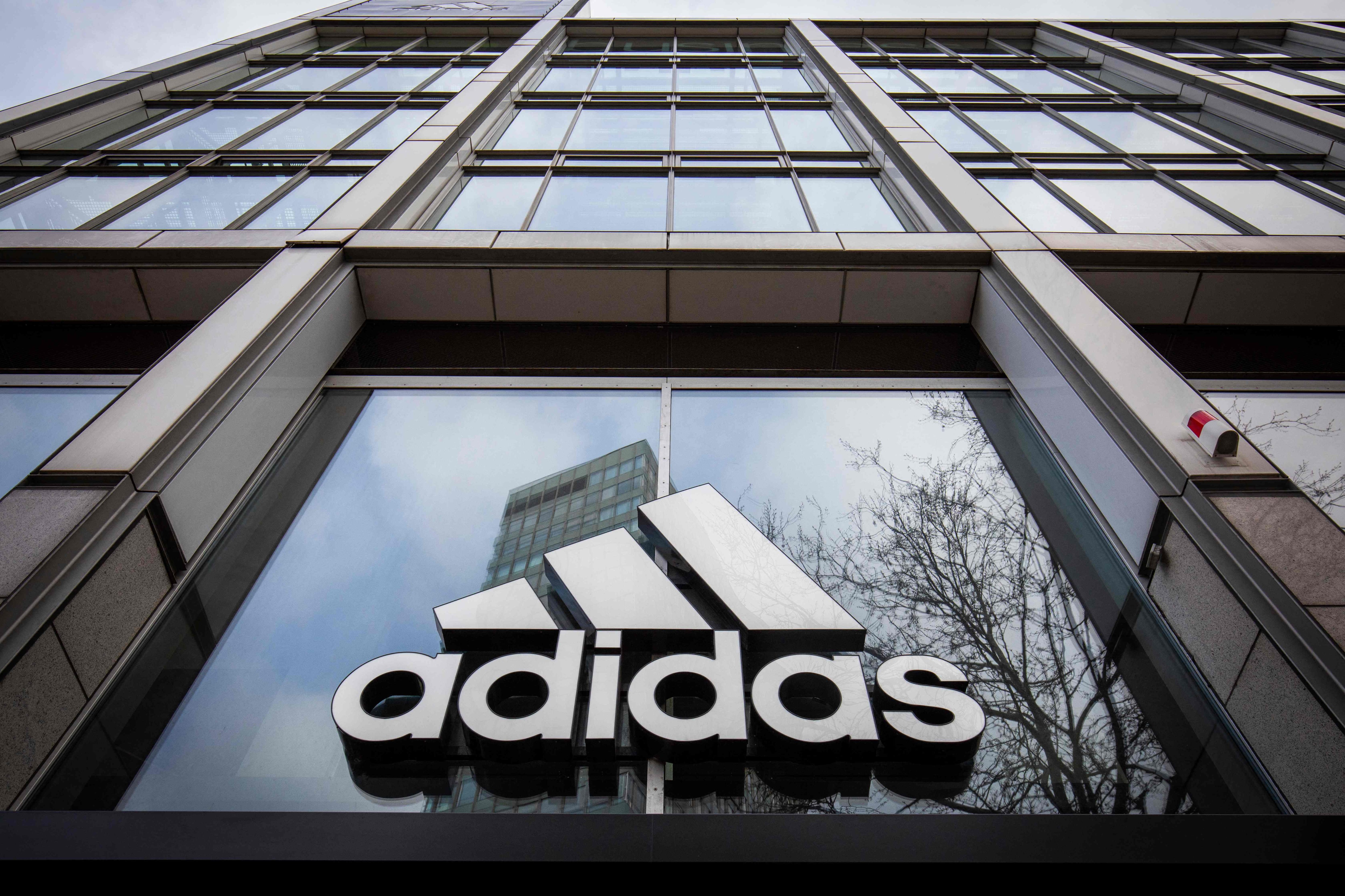 Un directivo de Adidas China está acusado de haber recibido 'millones en efectivo de proveedores, así como propiedades inmobiliarias', informó el Financial Times.