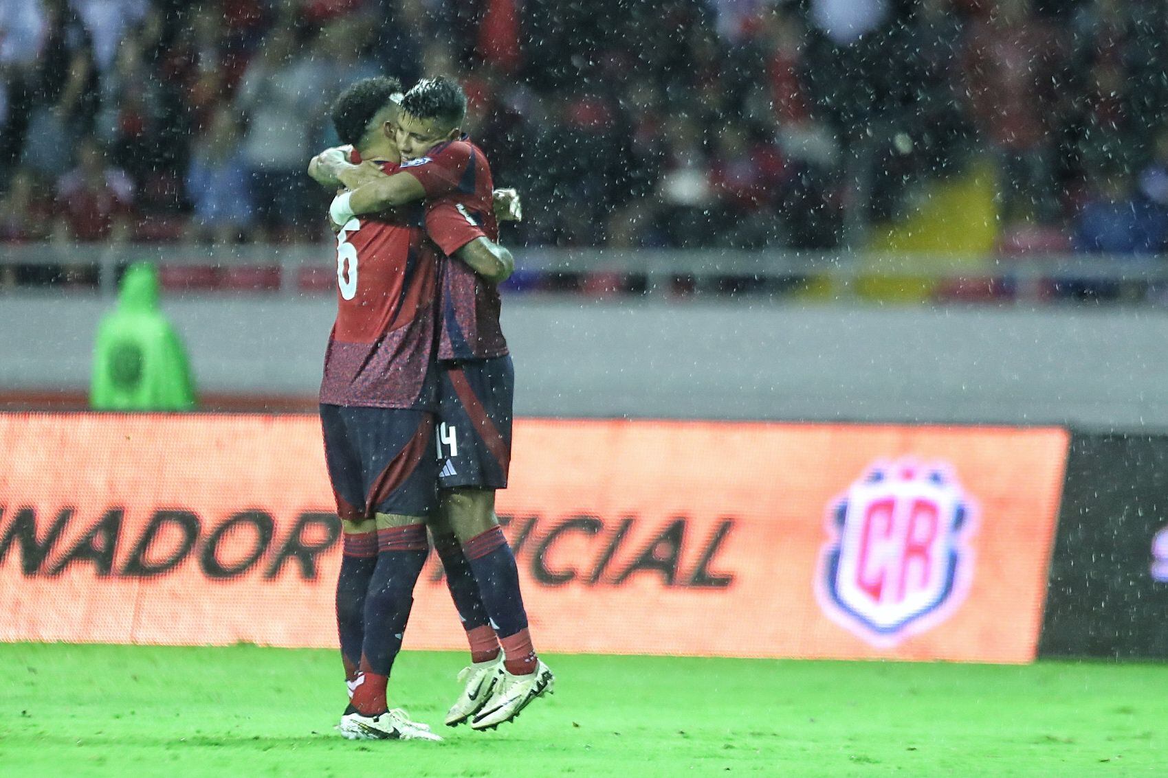 Orlando Galo, volante de la Selección de Costa Rica, tuvo un buen juego y lo festejó con goles. Aquí recibe el abrazo de Julio Cascante (6).