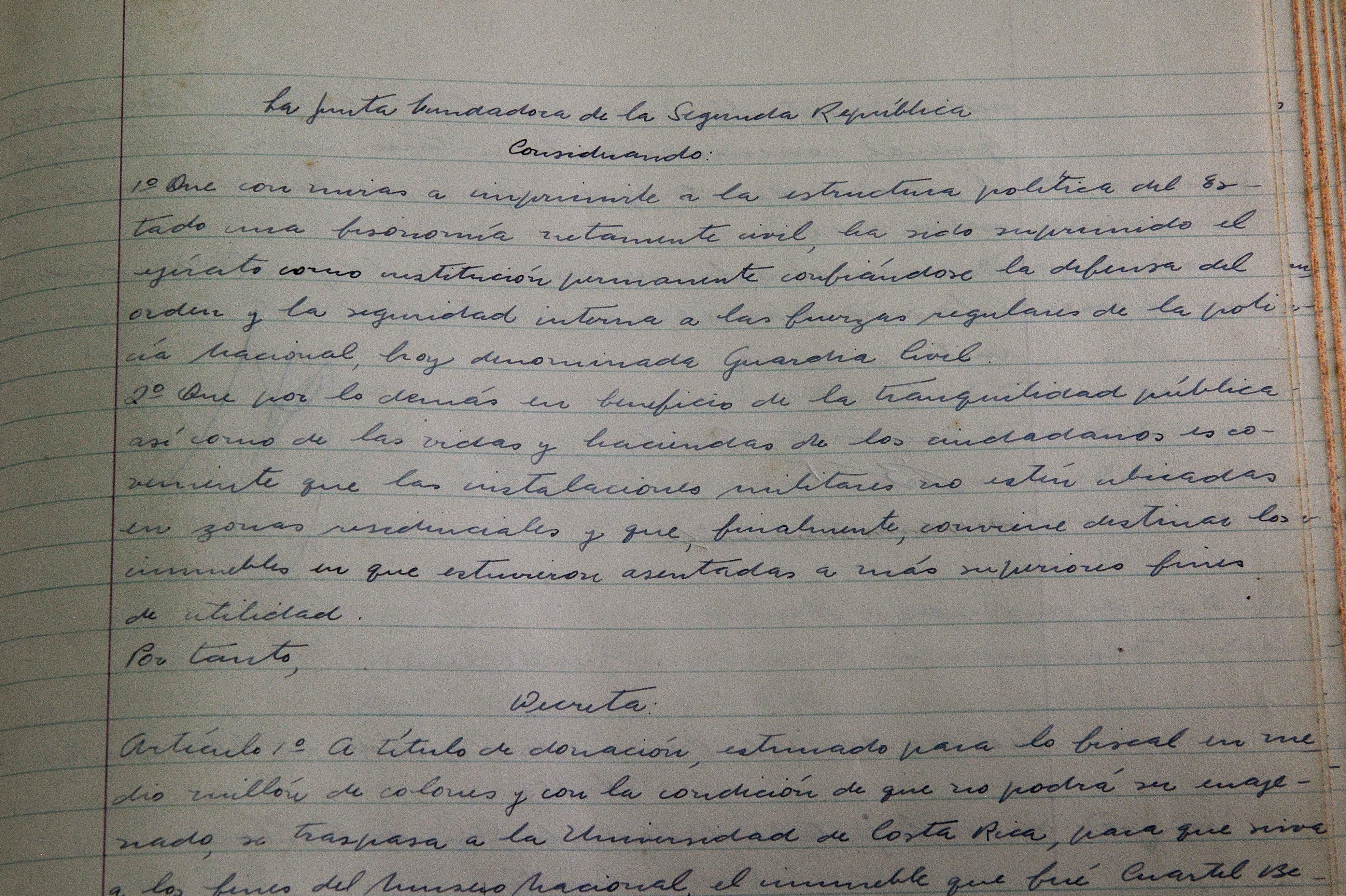 El documento de la Junta Fundadora de la Segunda República en que se  elimina el ejército en Costa Rica. Se encuentra resguardado por el Archivo Nacional, en Zapote. Foto: Melissa Fernández.