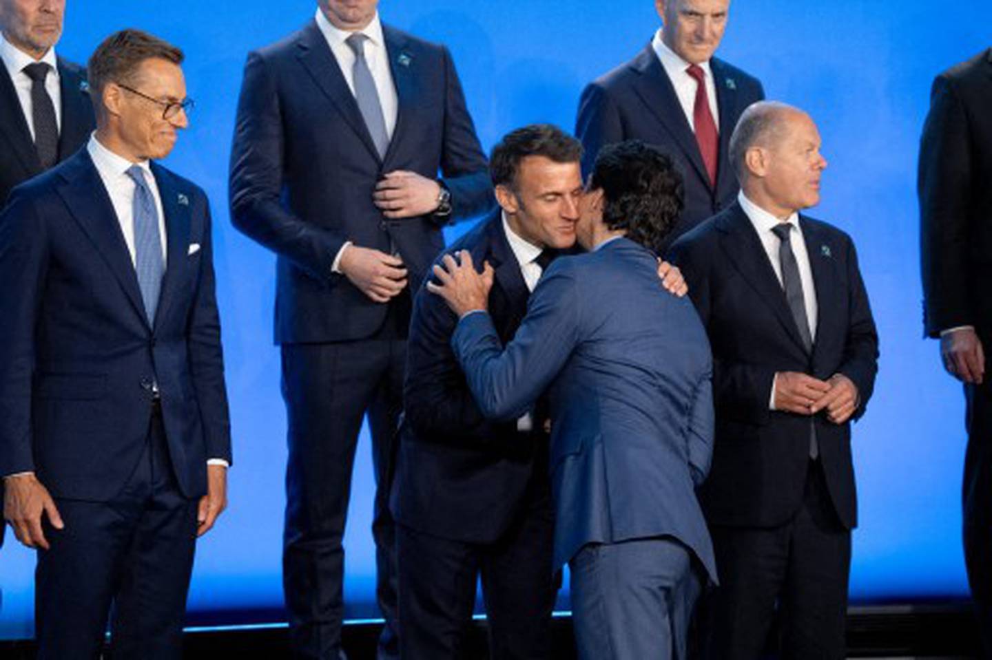 El presidente francés Emmanuel Macron saluda al primer ministro de Canadá Justin Trudeau en el escenario antes de una fotografía grupal durante la cumbre de la OTAN el 10 de julio del 2024 en Washington, D. C.