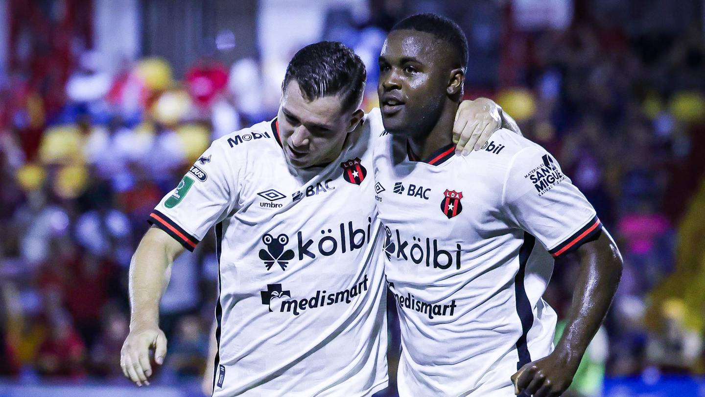 Carlos Mora generó las asistencias en los goles de Anthony Hernández y Joel Campbell en el partido entre Santos y Liga Deportiva Alajuelense.