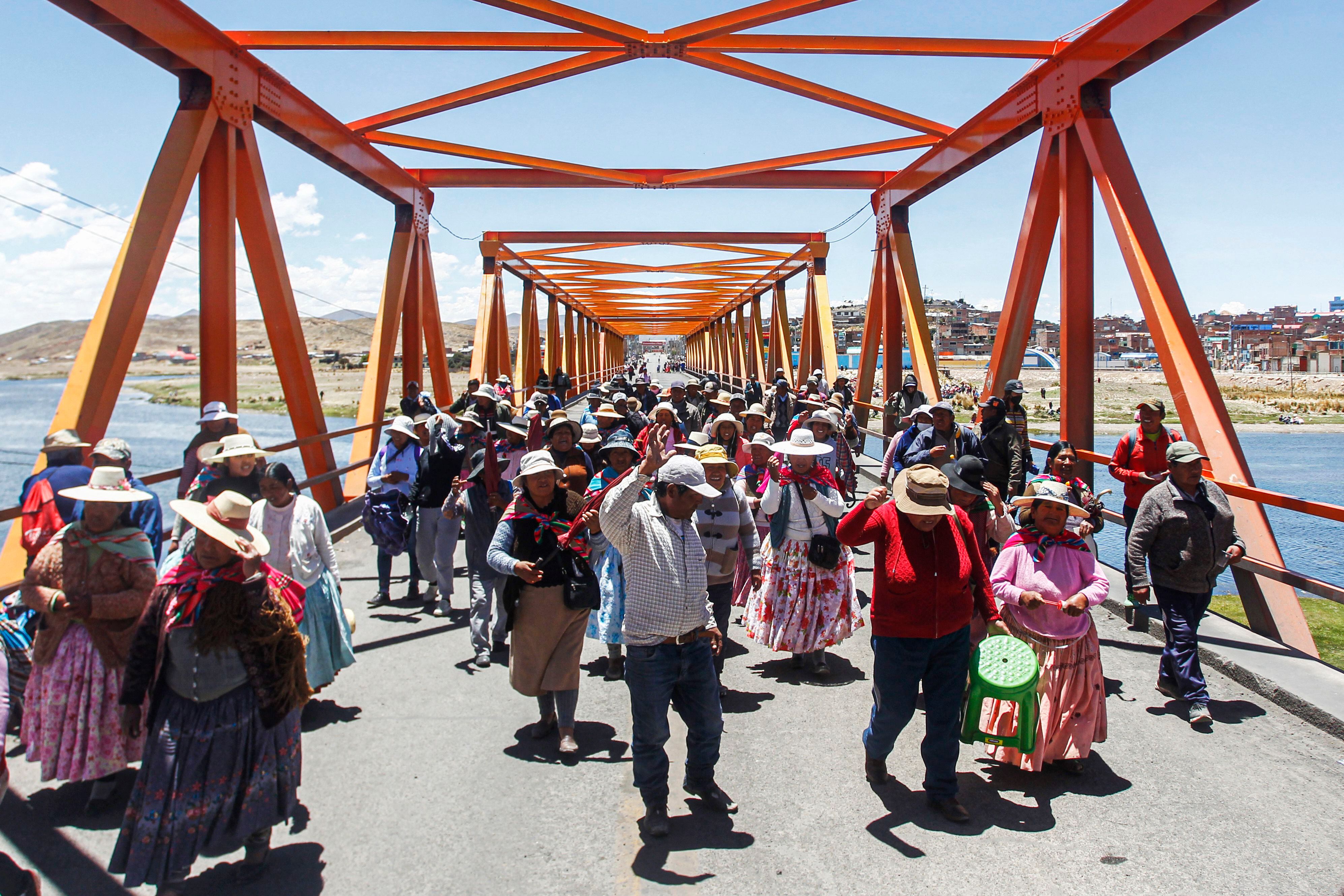Bloqueos en rutas de Perú provocan escasez de combustibles y alimentos en regiones andinas