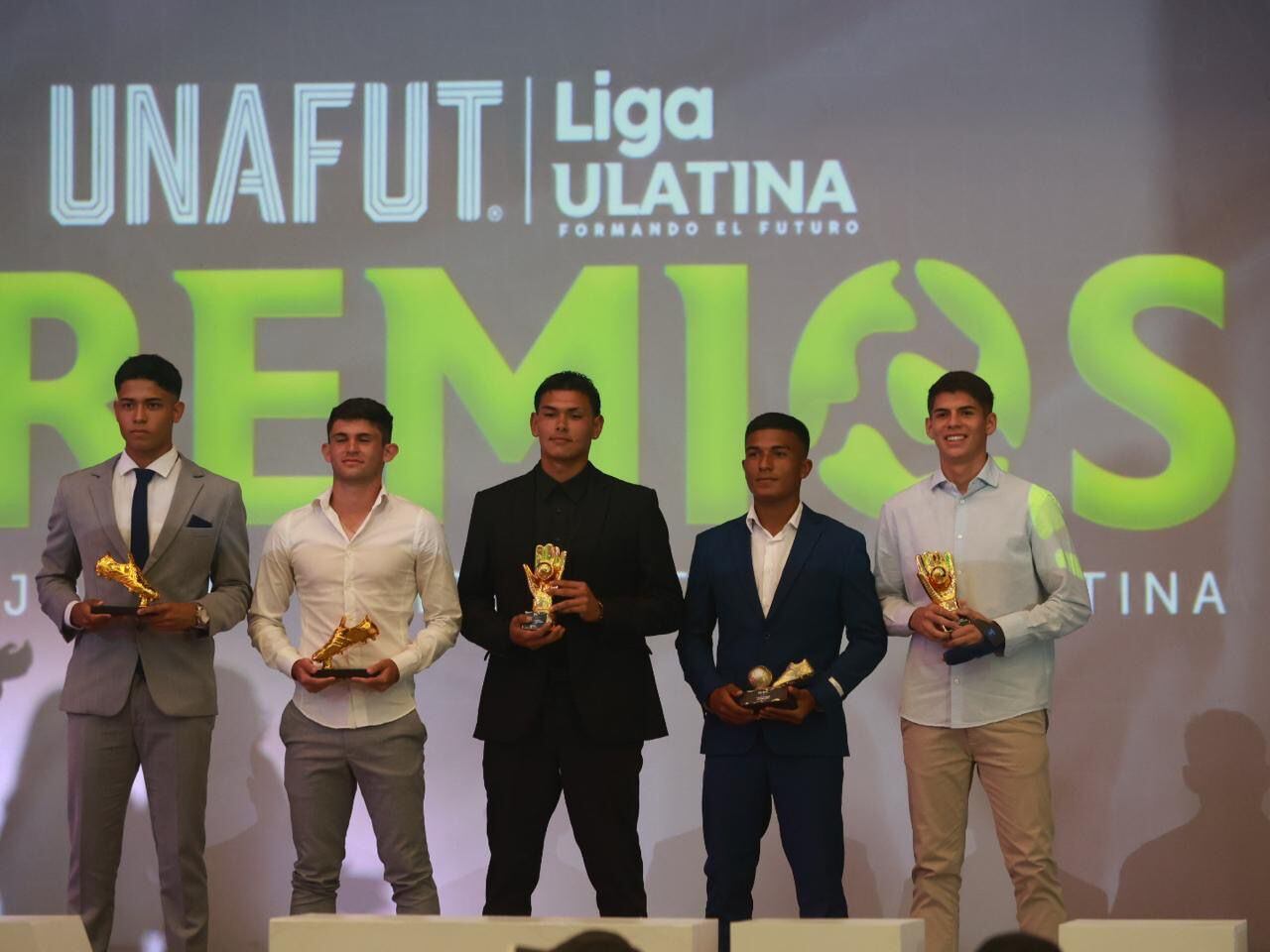 El goleador de Alajuelense Luis Rodríguez, los brumosos Leonardo Alfaro (volante) y Daniel Jaen (guardameta), el delantero liberiano Oldemar Ruiz y arquero liguista Juan Carlos Brenes recibieron los galardones de la temporada en categoría U-19.