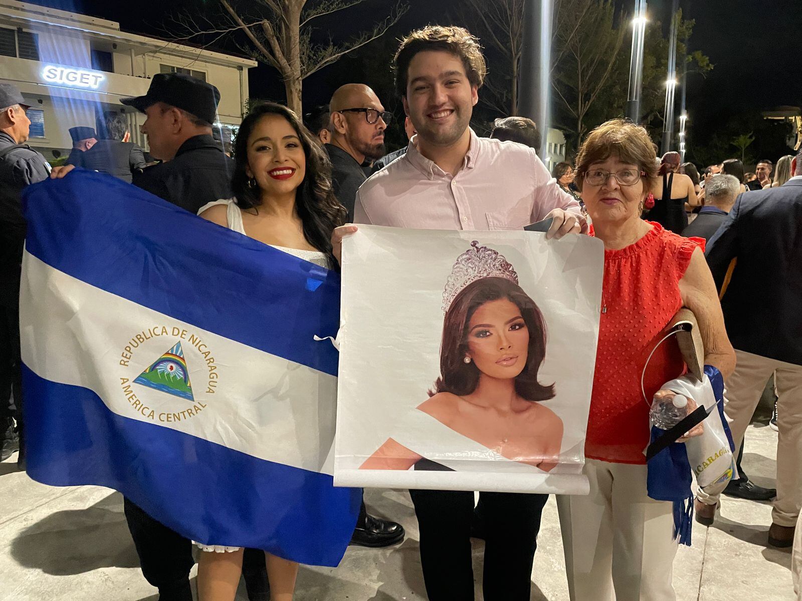 Miembros de la organización del Miss Nicaragua hicieron fila y mostraron orgullosos la bandera de su país en apoyo a su reina de belleza. 
