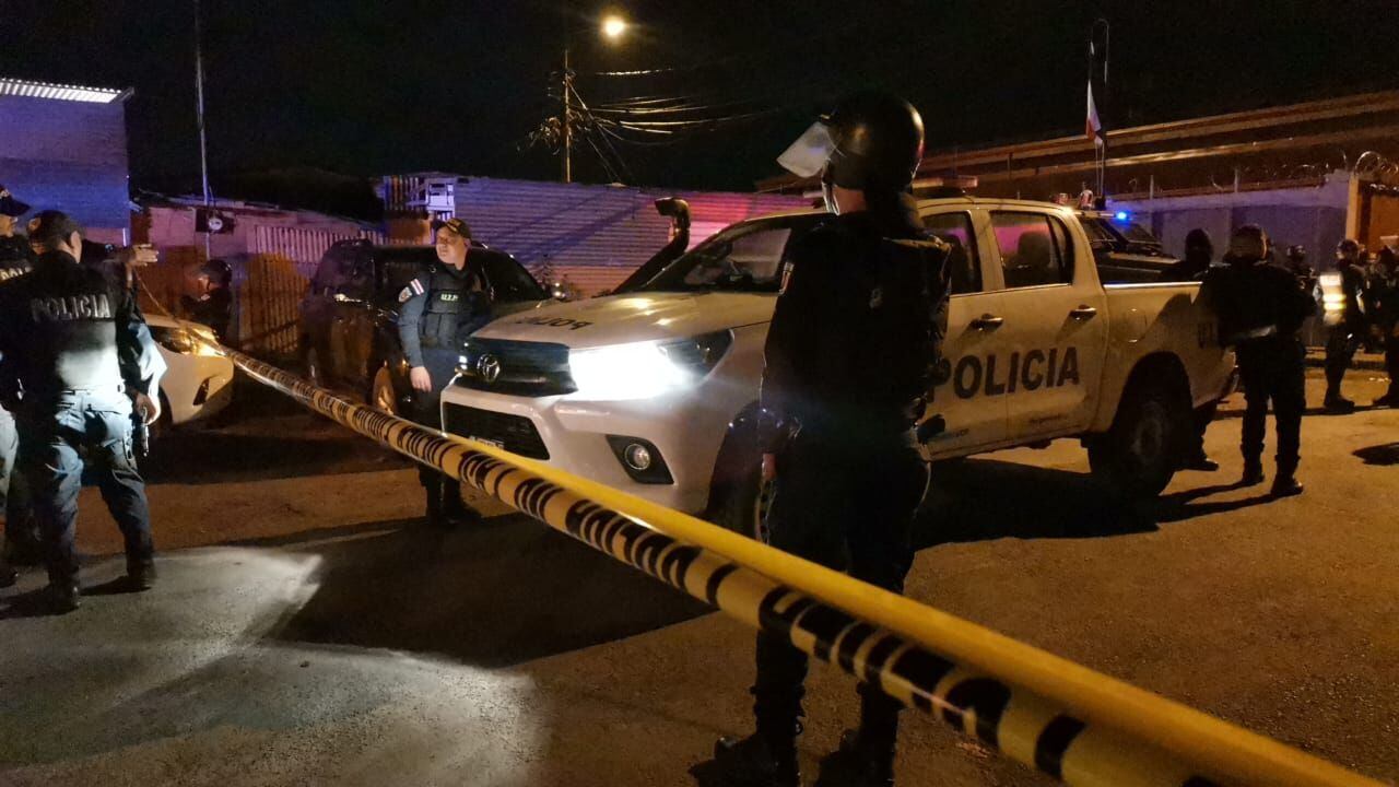 Un hombre murió y otro resultó herido durante una balacera ocurrida, la madrugada de este martes, en Barranca de Puntarenas, cerca de la escuela de El Progreso. Foto: Andrés Garita, corresponsal GN