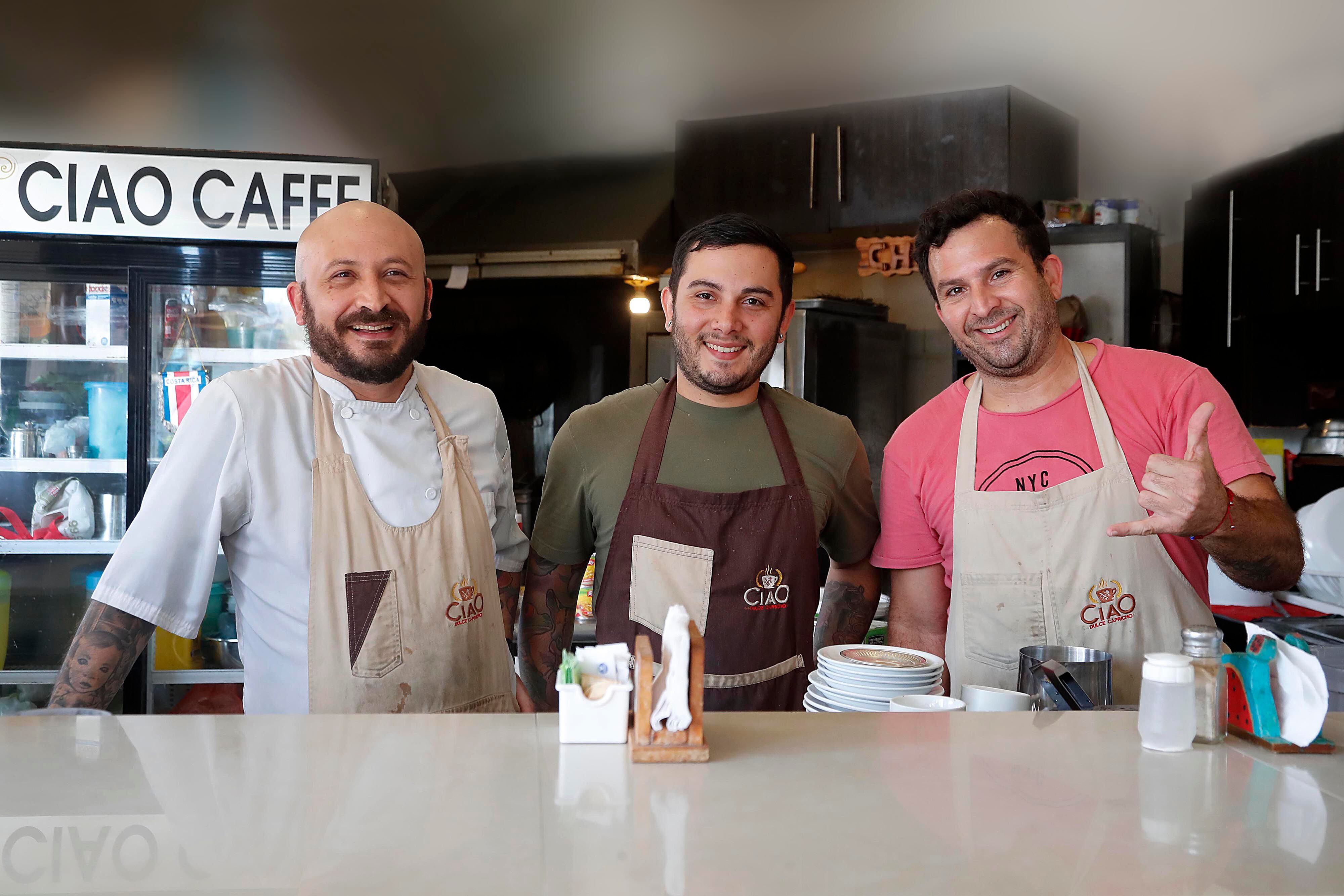 Christian, Gabriel y David (de izquieda a derecha) lo recibirán en Ciao Caffè. (Foto: Rafael Pacheco)