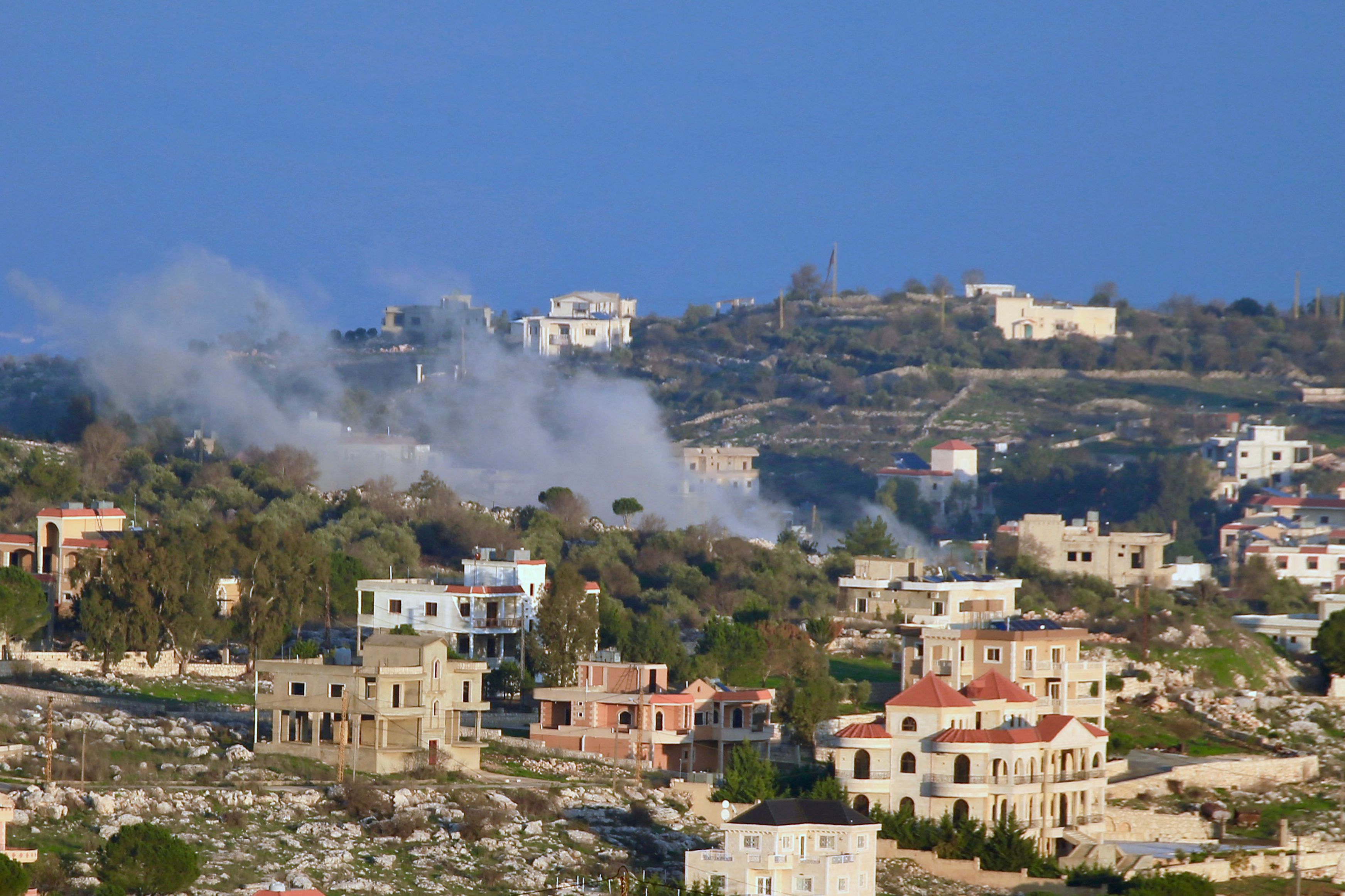 El conflicto entre Israel y Hamás se extiende al Líbano con el asesinato de un líder del grupo palestino en un ataque aéreo israelí, intensificando la inquietud en la región.