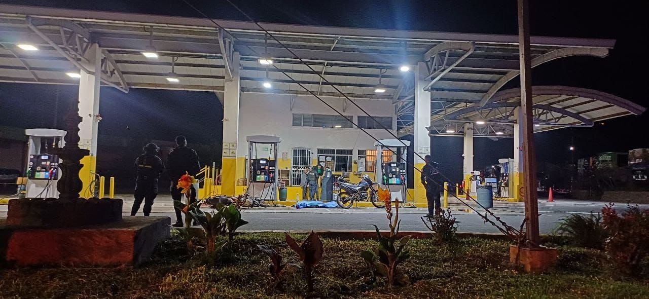 Dos hombres fueron asesinados en asalto a gasolinera en Cartago. En el lugar quedaron casquillos de dos tipos de arma de fuego. Foto:  Keyna Calderón