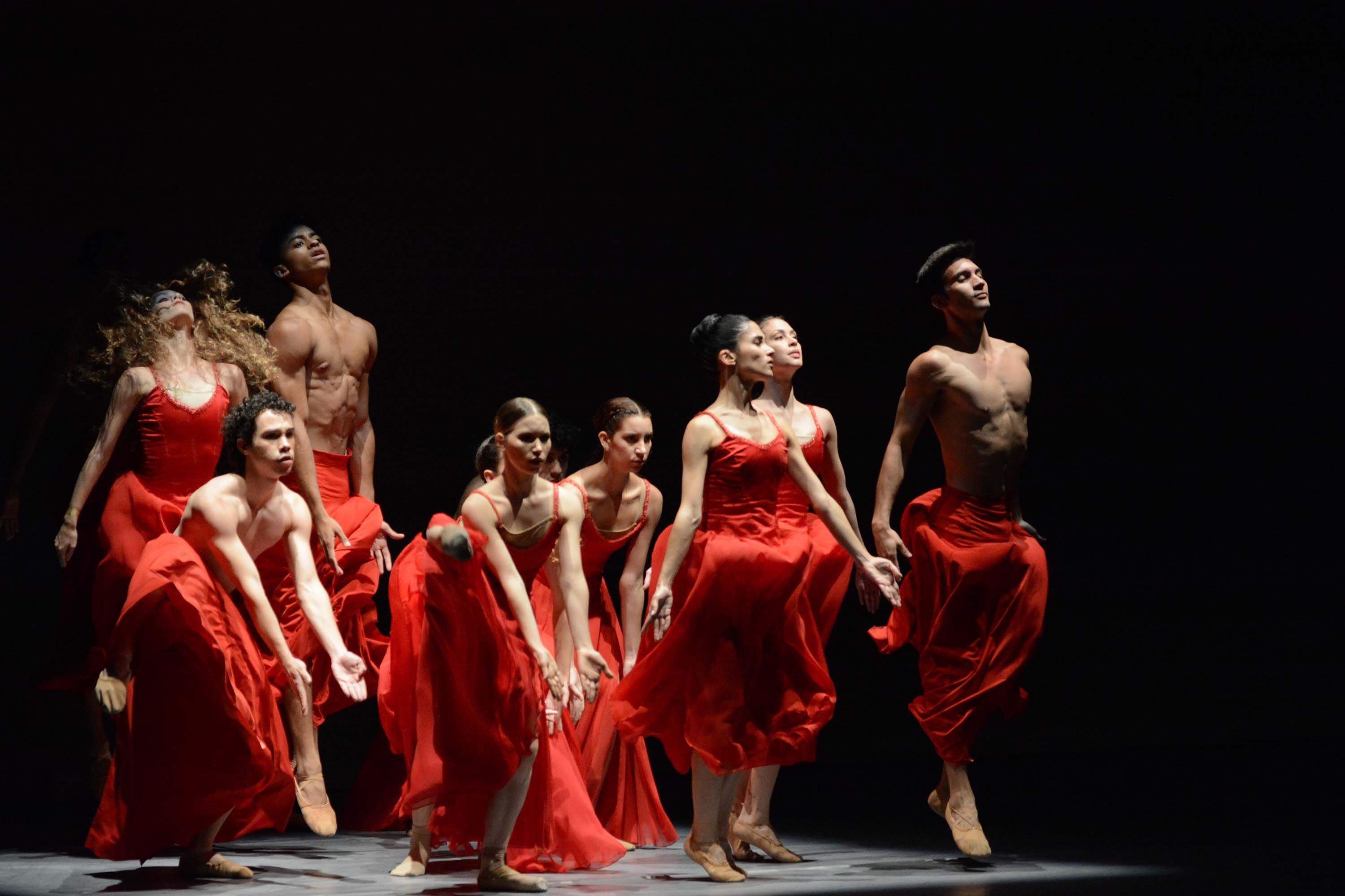 Casi todo el cuerpo de bailarines saltó a escena para la coreografía 'La forma del rojo'.