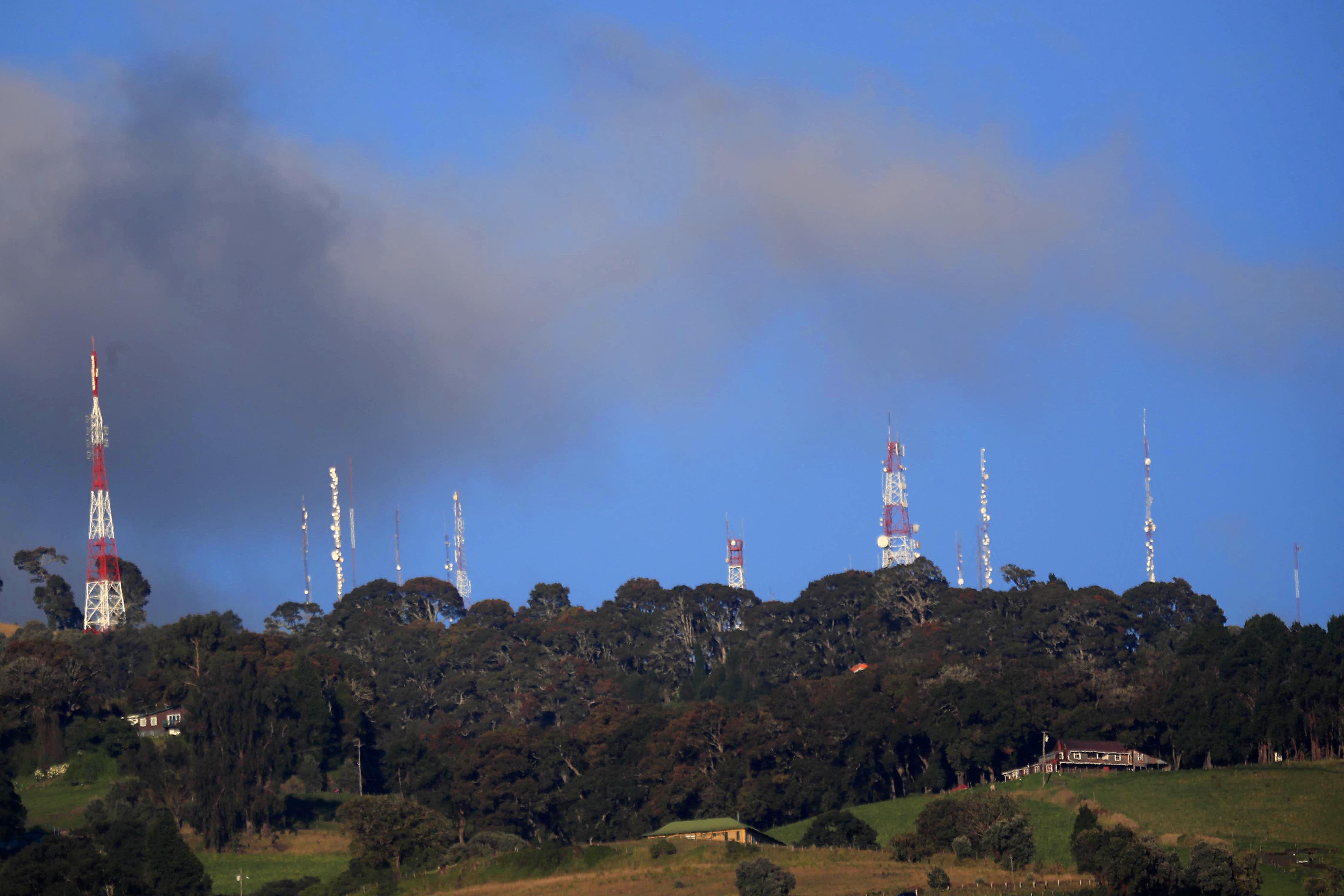 Vista de las torres de telecomunicaciones situadas en el volcán Irazú. El despliegue de redes 5G eficientes, dijo Sutel, depende de un adecuado reparto de bandas de transmisión. 