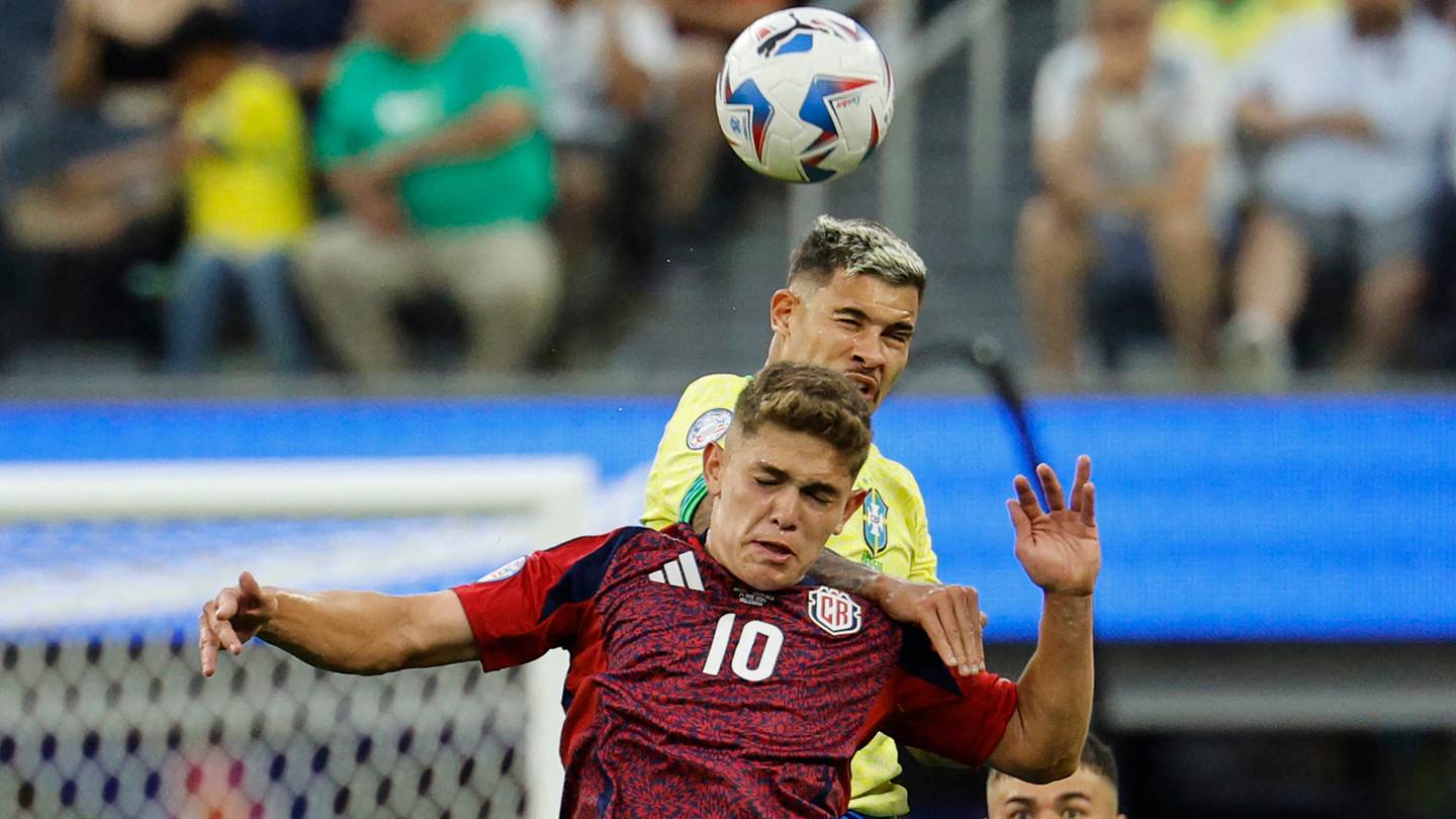 INGLEWOOD, CALIFORNIA - JUNE 24: Brandon Aguilera of Costa Rica challenges for the ball with Bruno Guimaraes of Brazil during the CONMEBOL Copa America 2024 Group D match between Brazil and Costa Rica at SoFi Stadium on June 24, 2024 in Inglewood, California.   Kevork Djansezian/Getty Images/AFP (Photo by KEVORK DJANSEZIAN / GETTY IMAGES NORTH AMERICA / Getty Images via AFP)