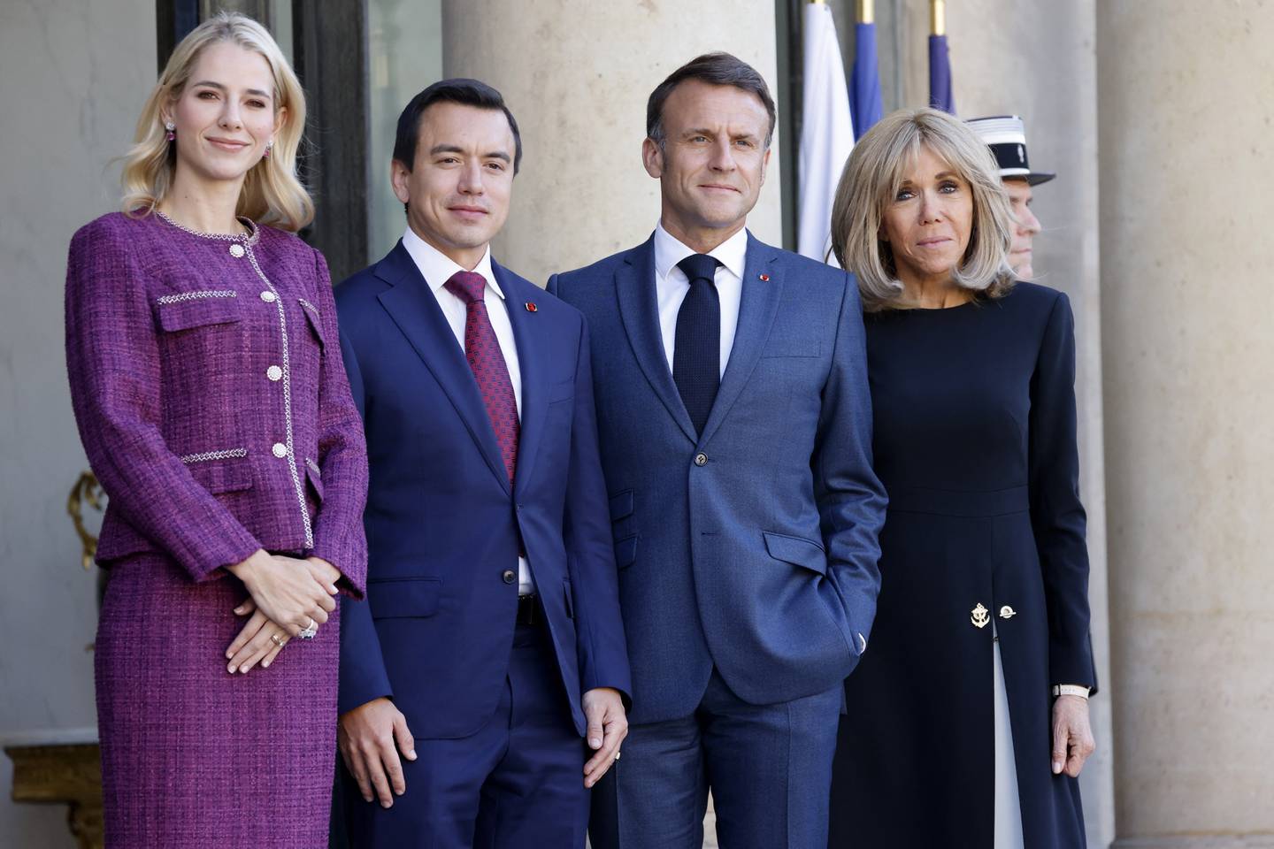 El presidente de Francia, Emmanuel Macron (2do por la derecha) y su esposa Brigitte Macron (derecha), dan la bienvenida al presidente de Ecuador, Daniel Noboa (2do por la izquierda) y a su esposa Lavinia Valbonesi (por la izquierda), durante su gira europea en el Palacio presidencial del Elíseo en París.