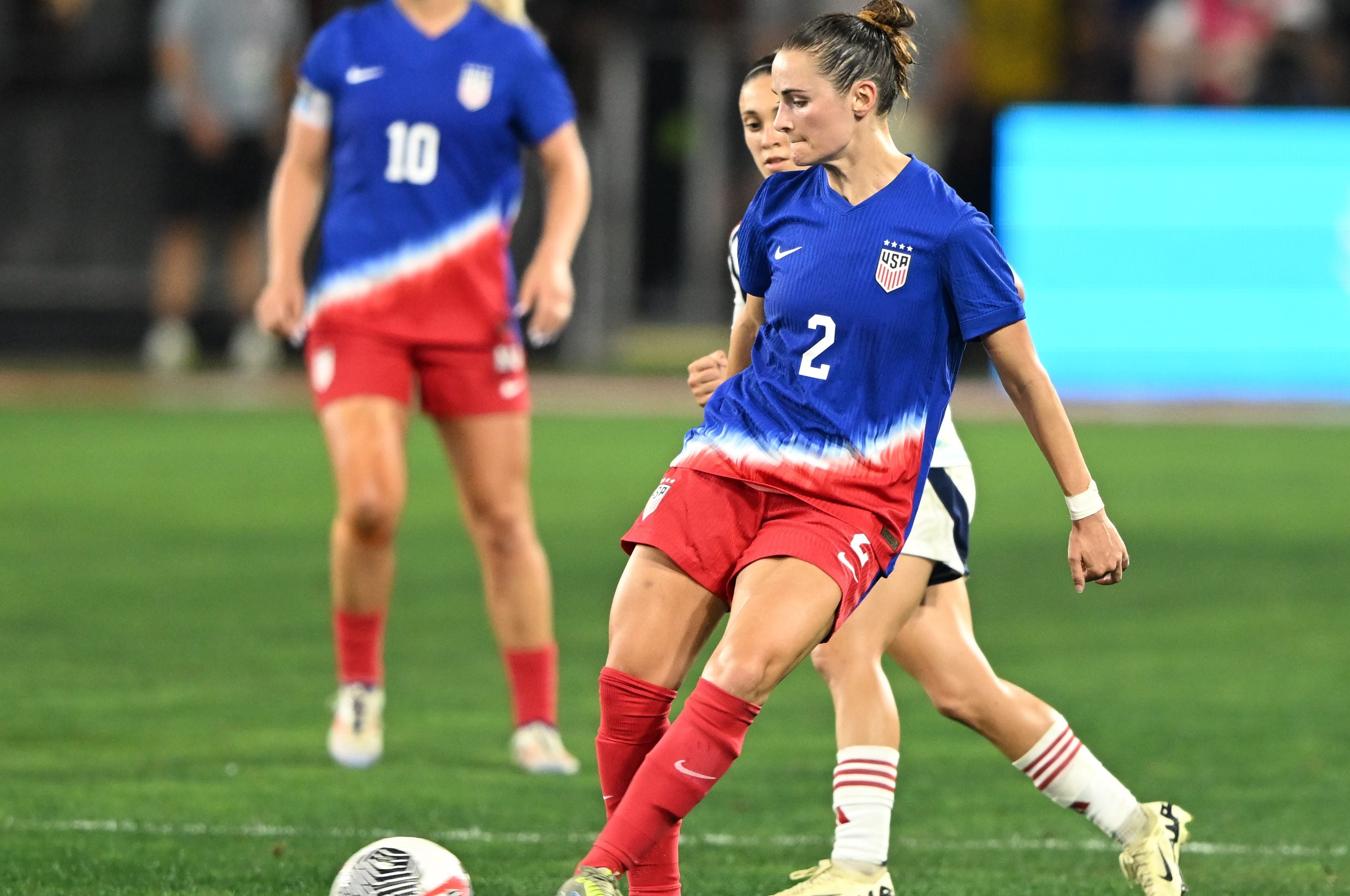 La jugadora de Estados Unidos, Emily Fox (2) tuvo que soportar la marca de la futbolista de la Selección de Costa Rica, Priscilla Chinchilla.