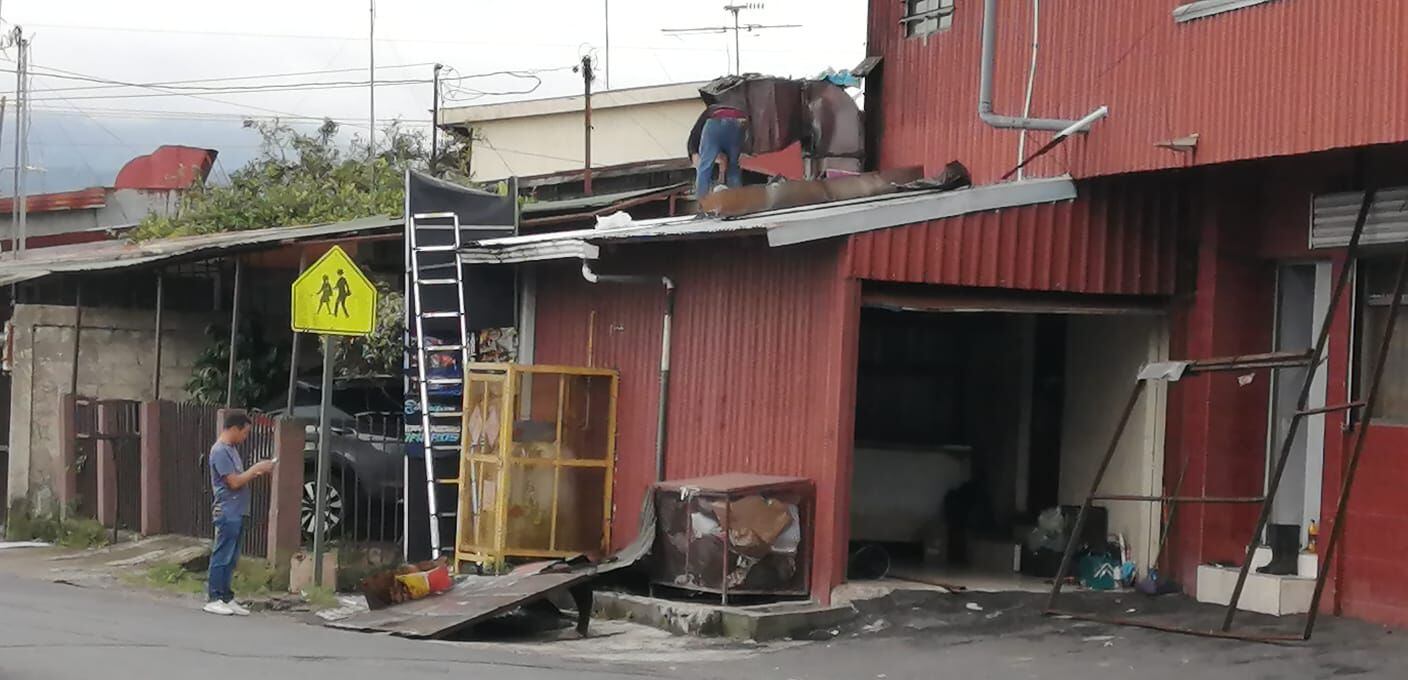 La fuerza de los vientos causó daños en varias viviendas en Caballo Blanco, en Dulce Nombre de Cartago. Los vecinos aprovecharon para realizar algunas reparaciones en la tarde. Foto: Keyna Calderón