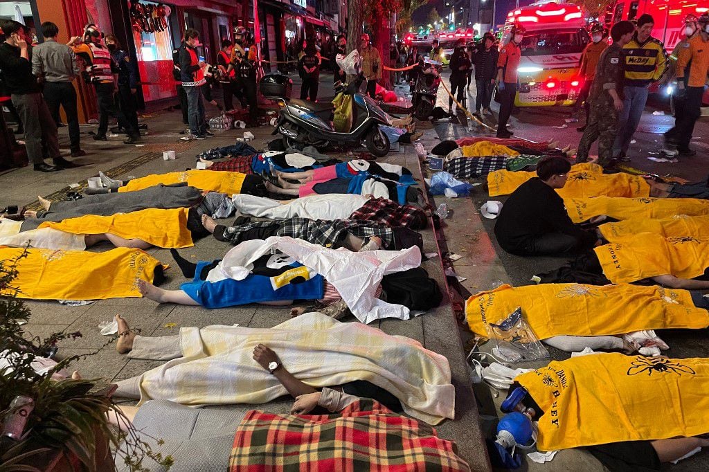 Al menos 153 personas murieron la noche del sábado en una estampida de miles de jóvenes que celebraban Halloween en las estrechas calles de un barrio del centro de Seúl.