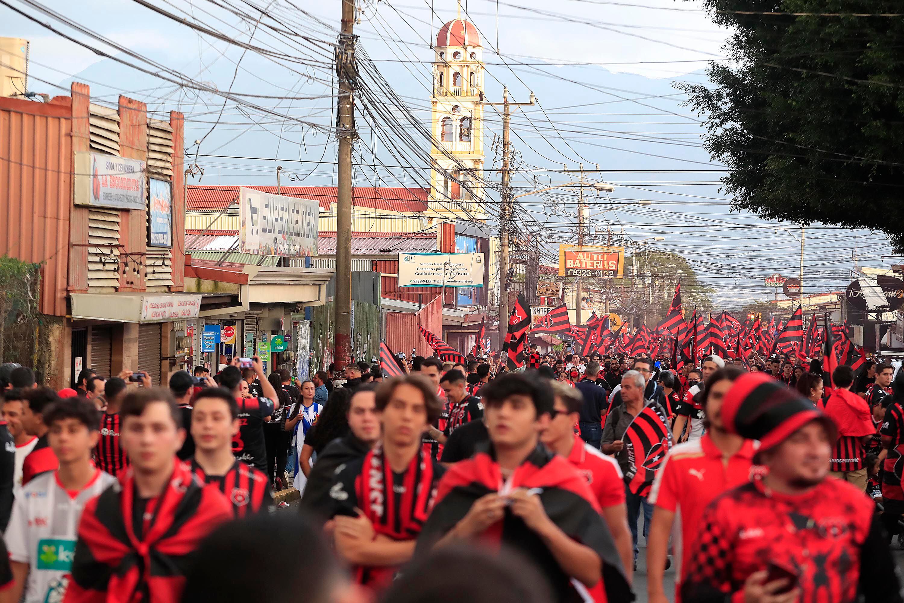 Unos sí pudieron presenciar el partido, pero otros aficionados que tenían entrada o eran socios de Alajuelense no pudieron entrar el jueves al Morera Soto.